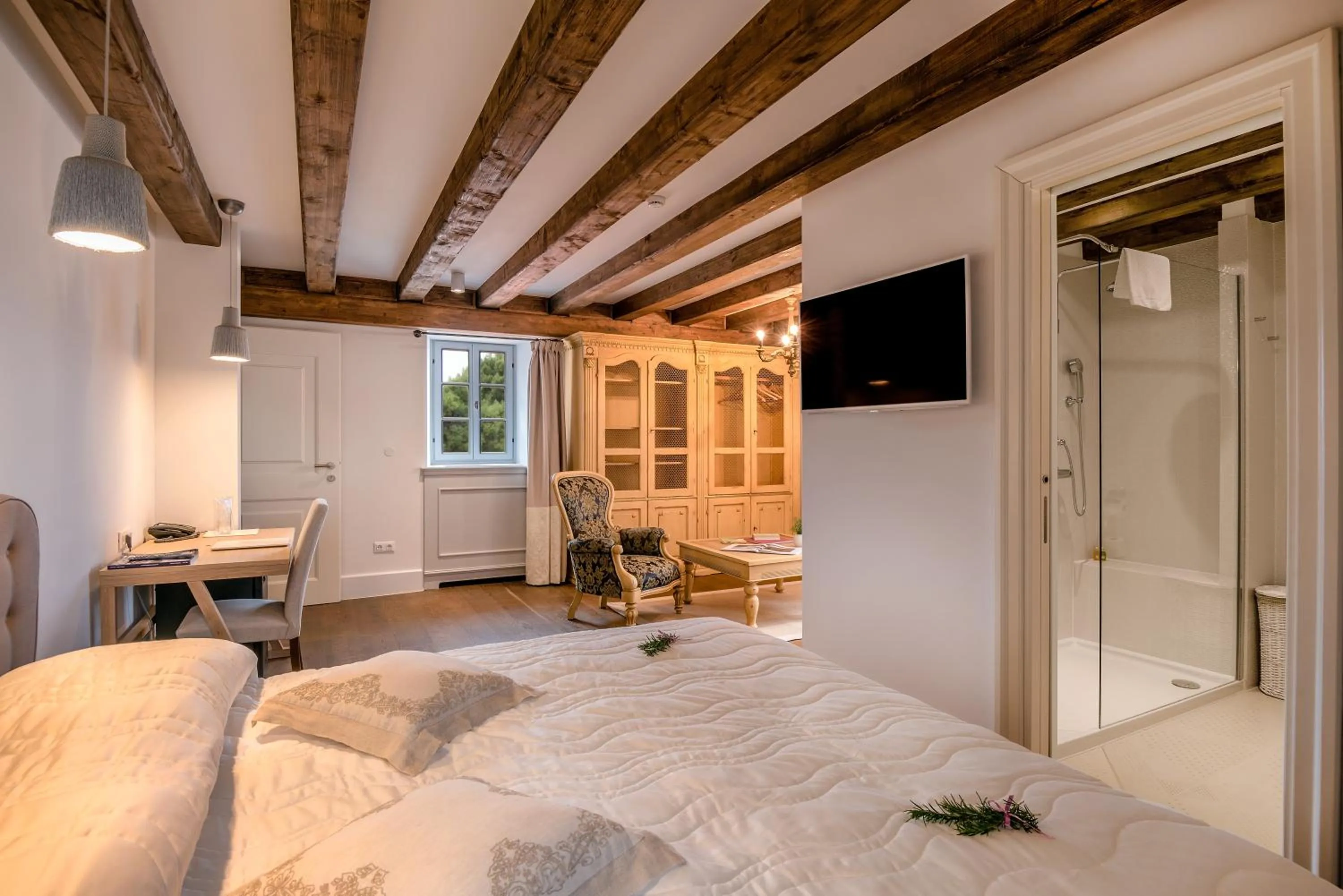 Shower, Bed in Heritage Hotel Martinis Marchi