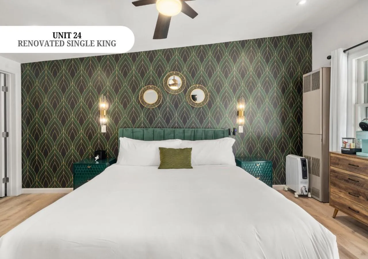 Photo of the whole room, Bed in CedarWood Inn