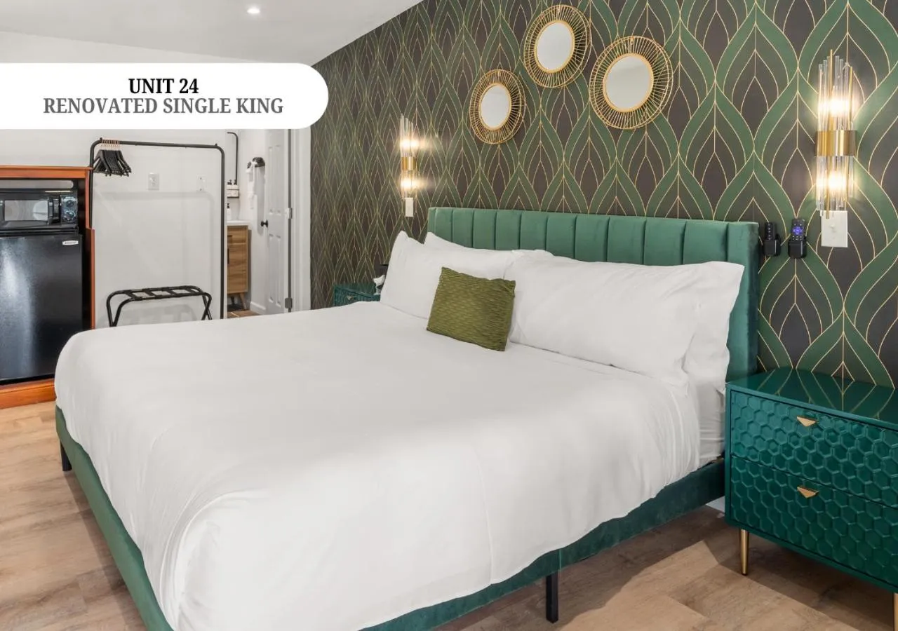 Bed in CedarWood Inn