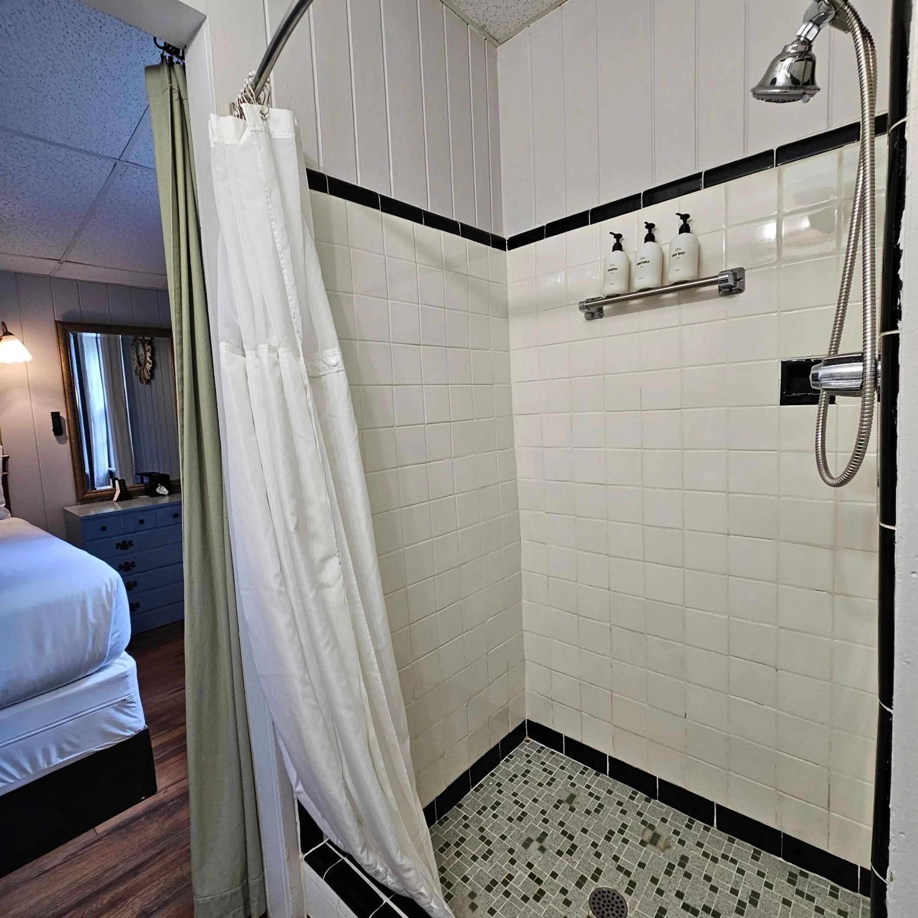 Shower, Bed in CedarWood Inn