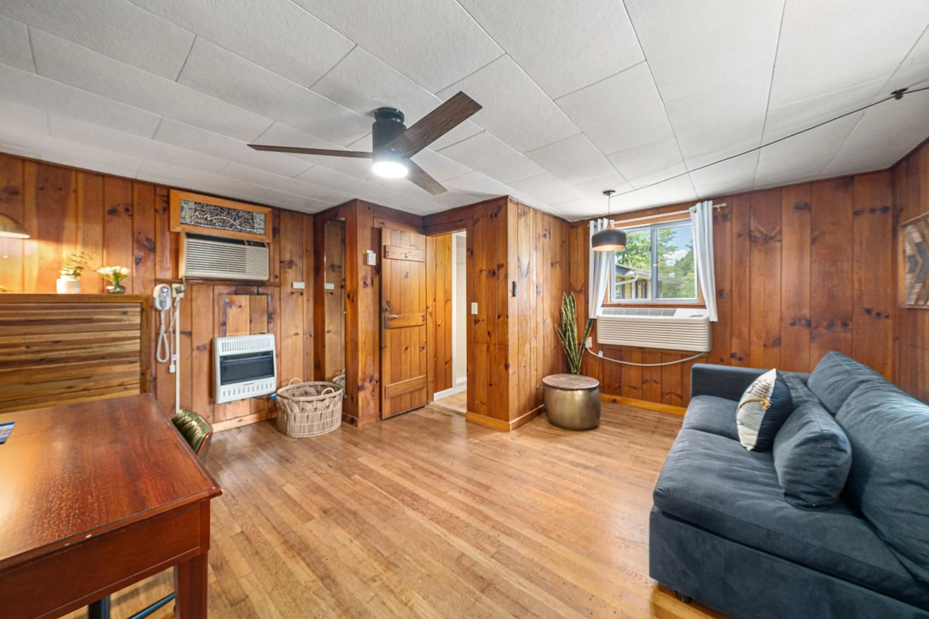 Living room in CedarWood Inn