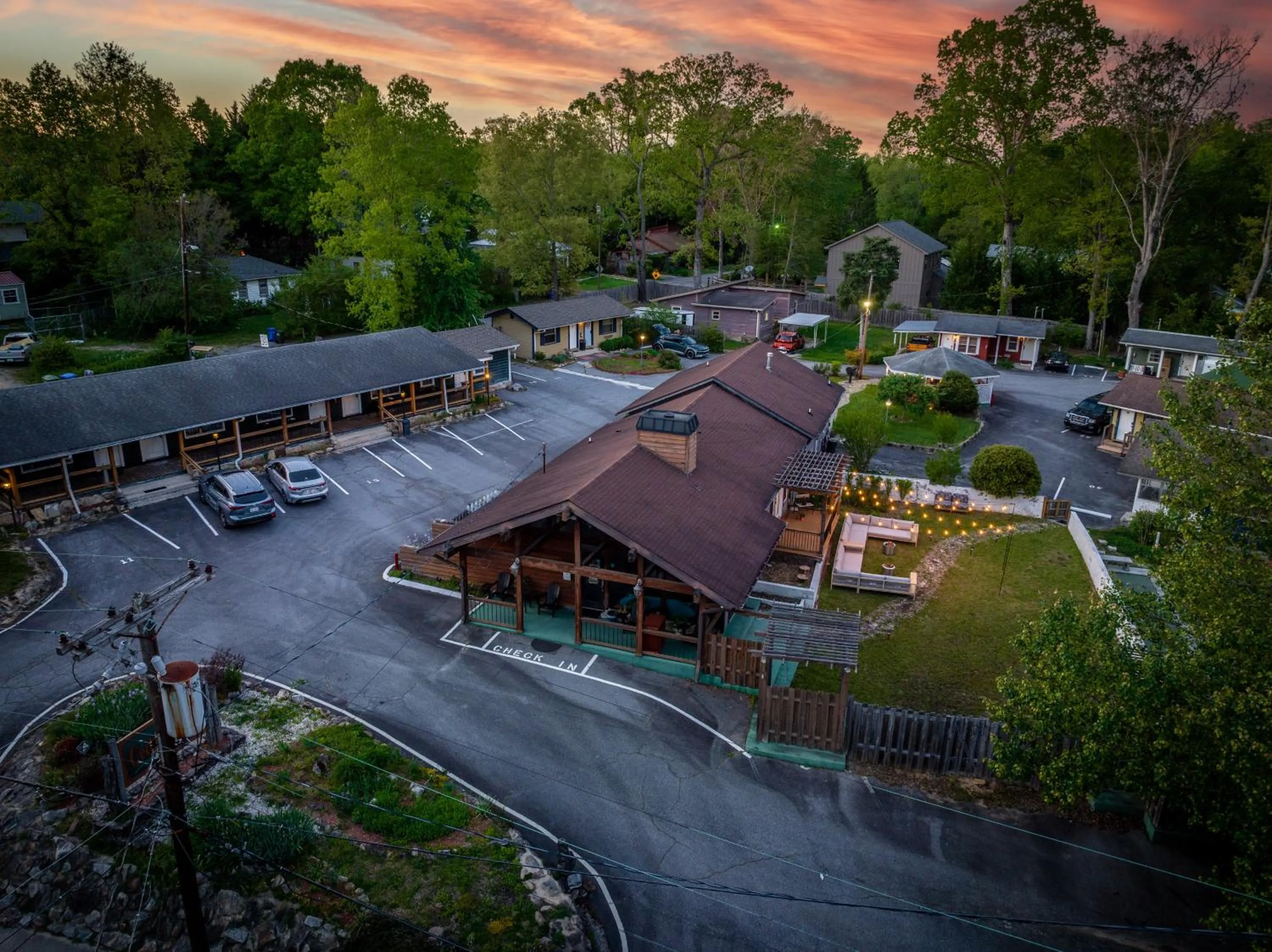 Day in CedarWood Inn