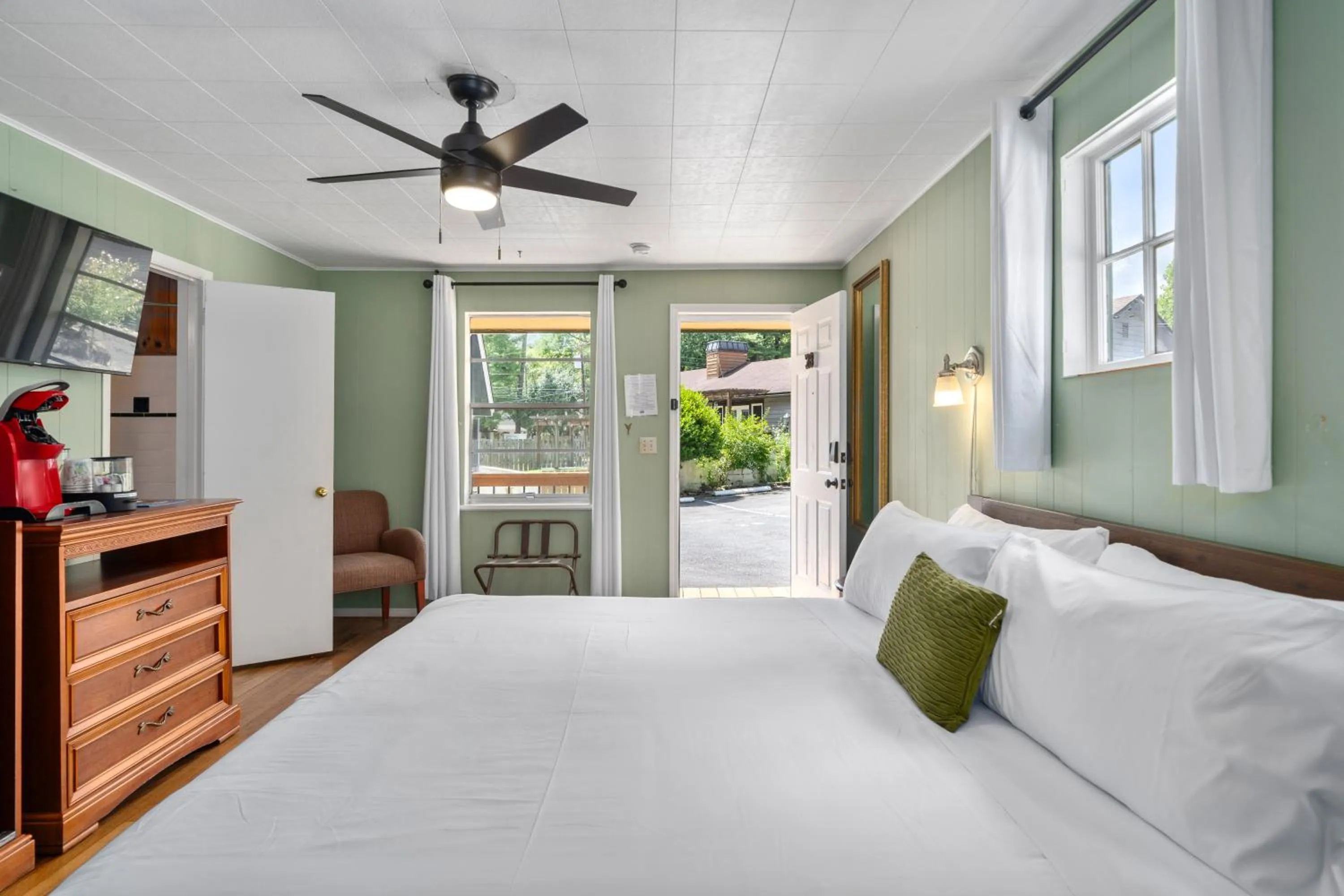 Bed in CedarWood Inn