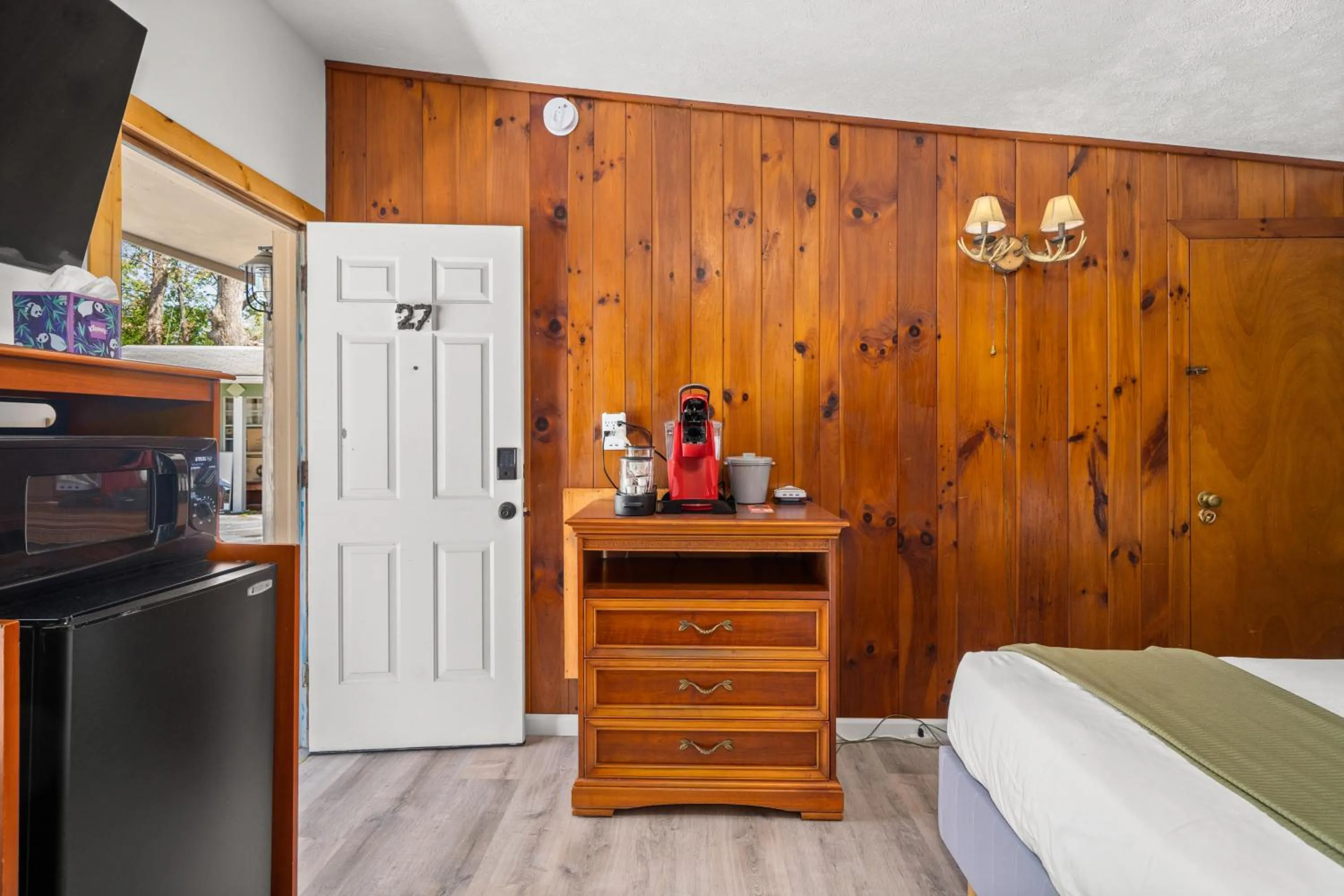 minibar, Bed in CedarWood Inn
