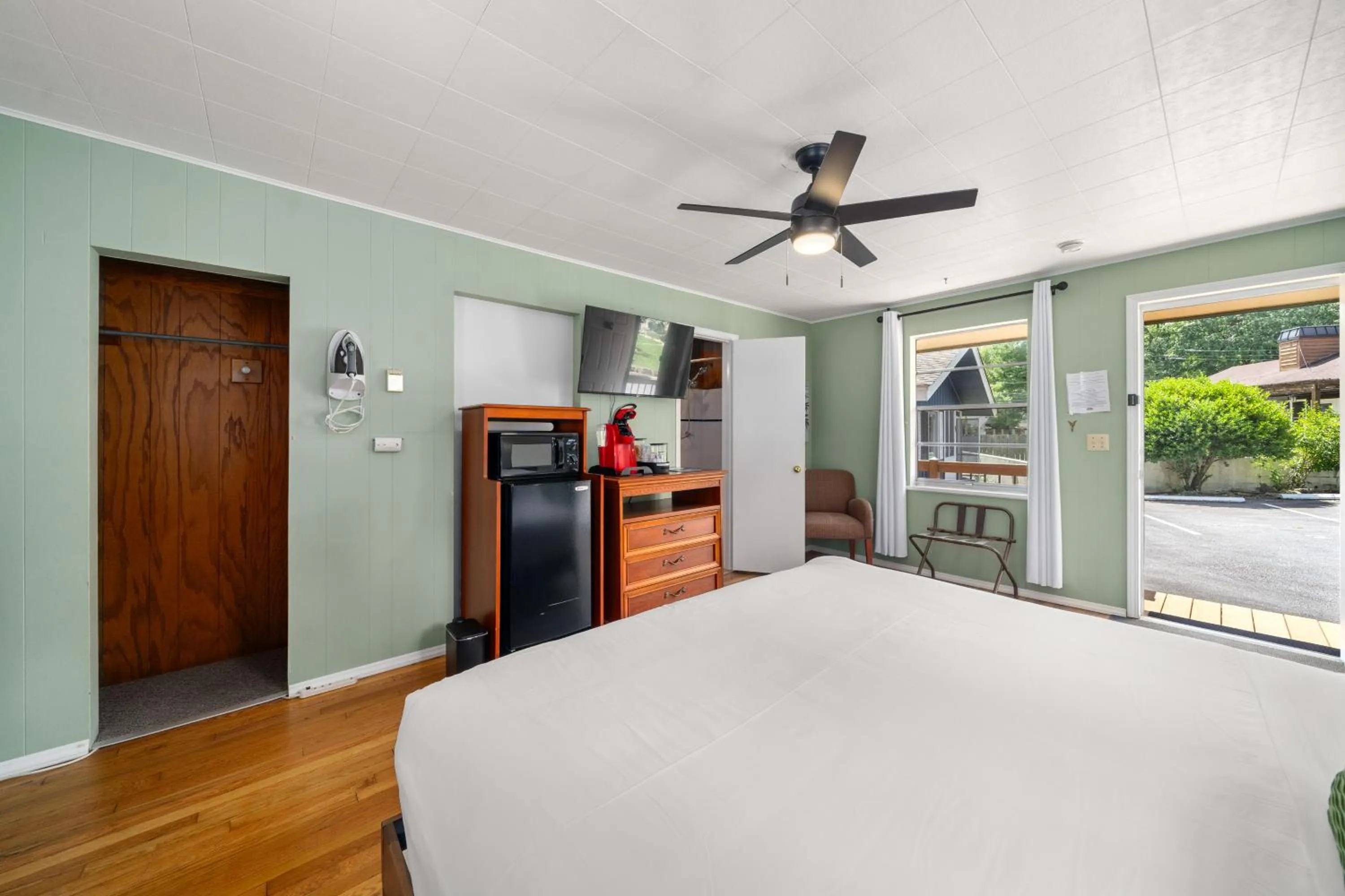 Bed in CedarWood Inn