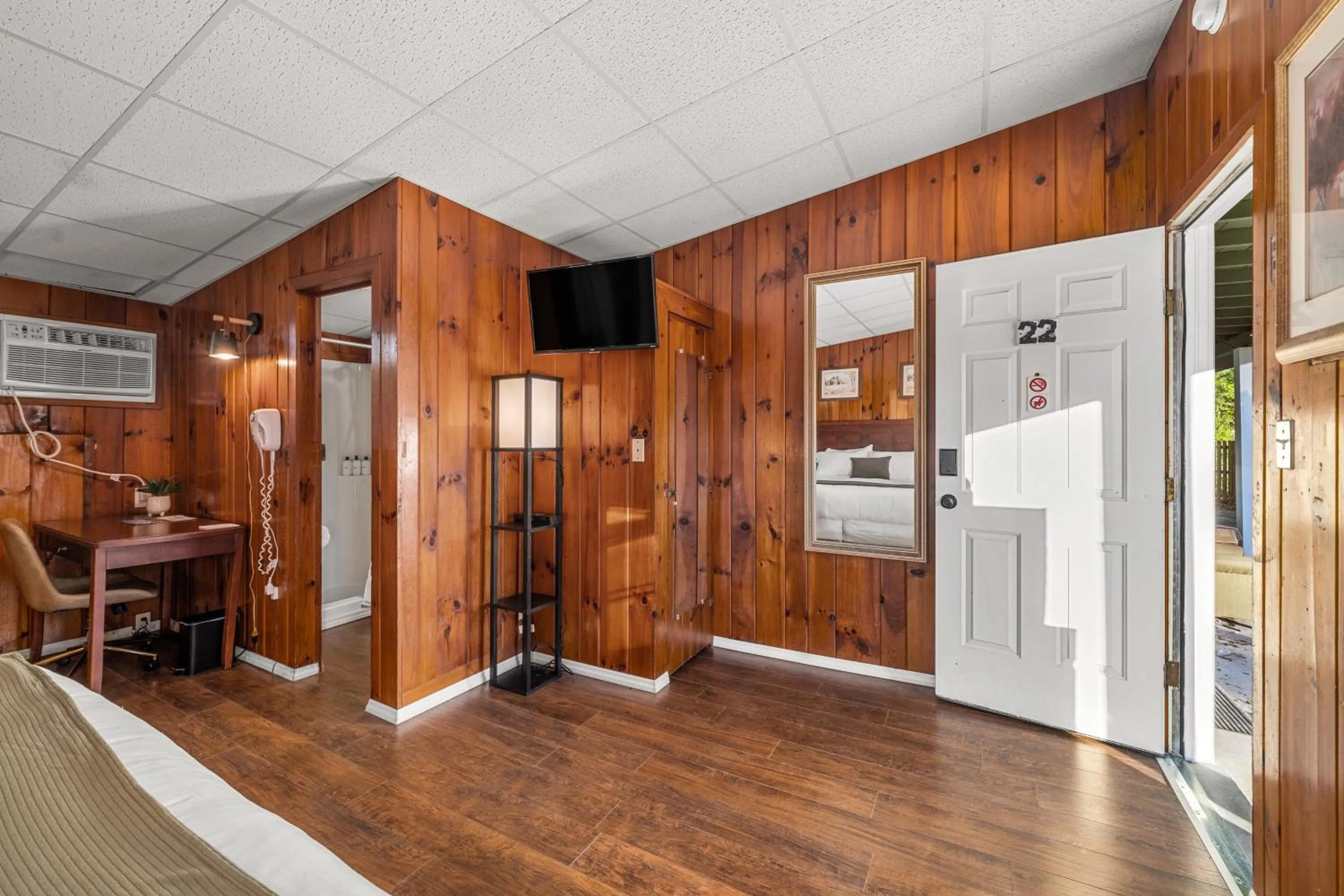 TV and multimedia in CedarWood Inn