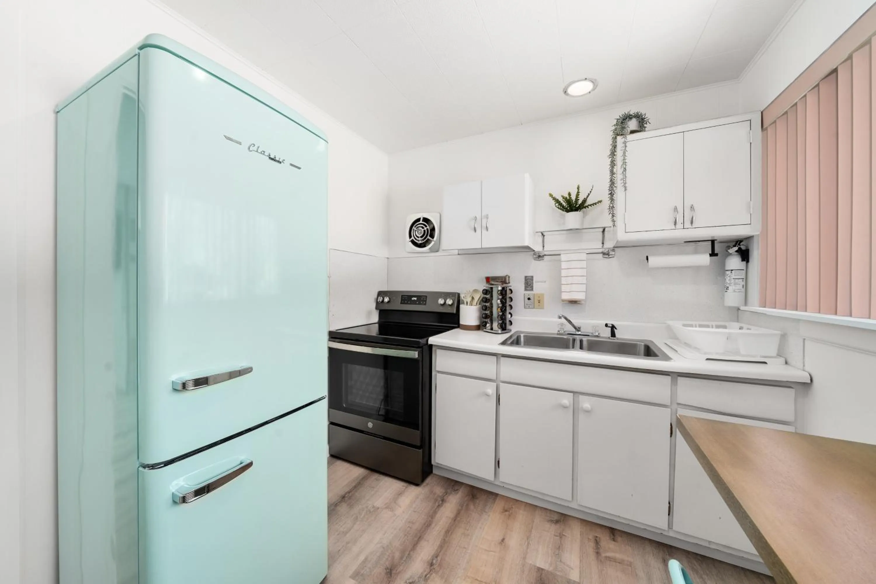 Kitchen or kitchenette in CedarWood Inn