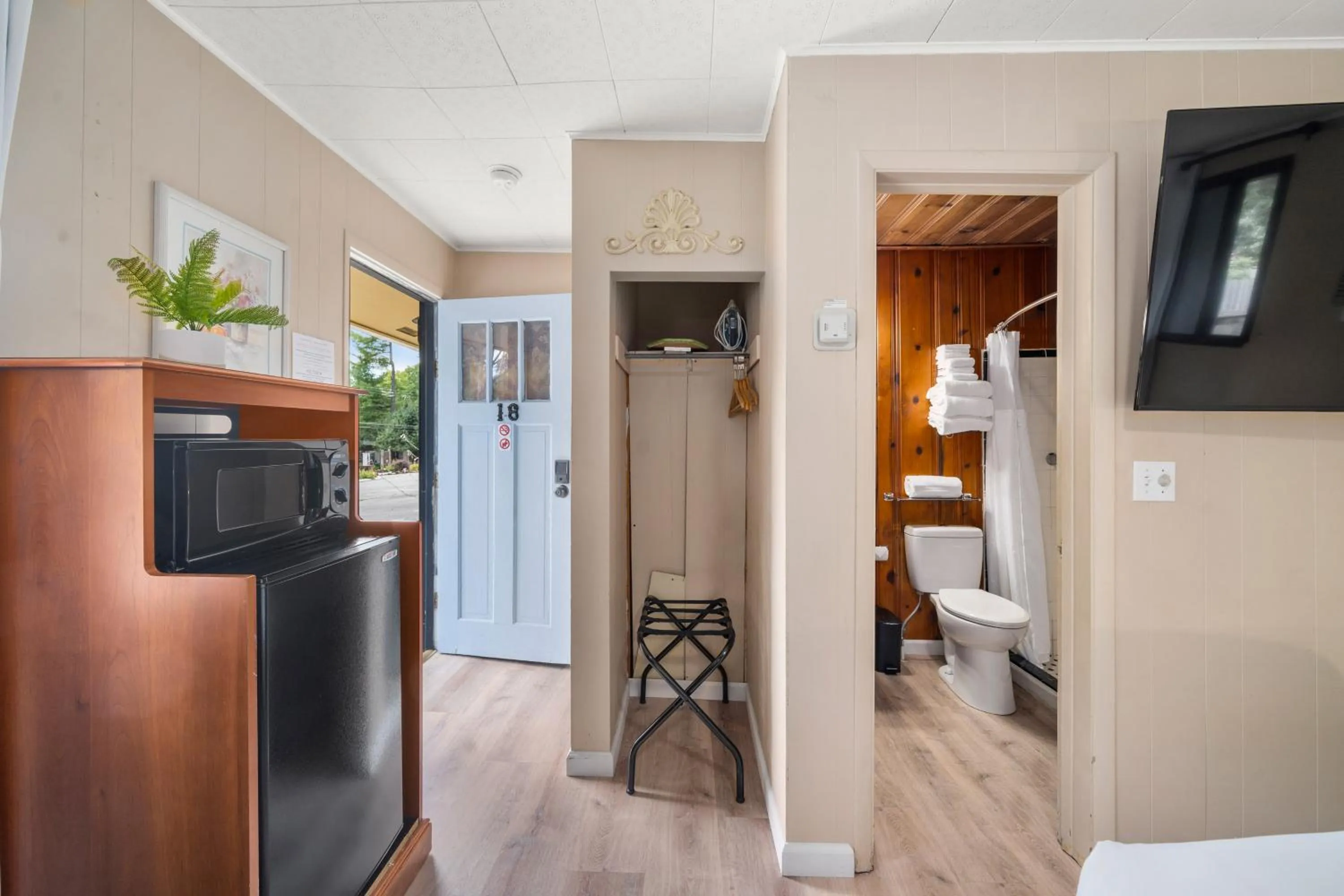 Bathroom, Bed in CedarWood Inn