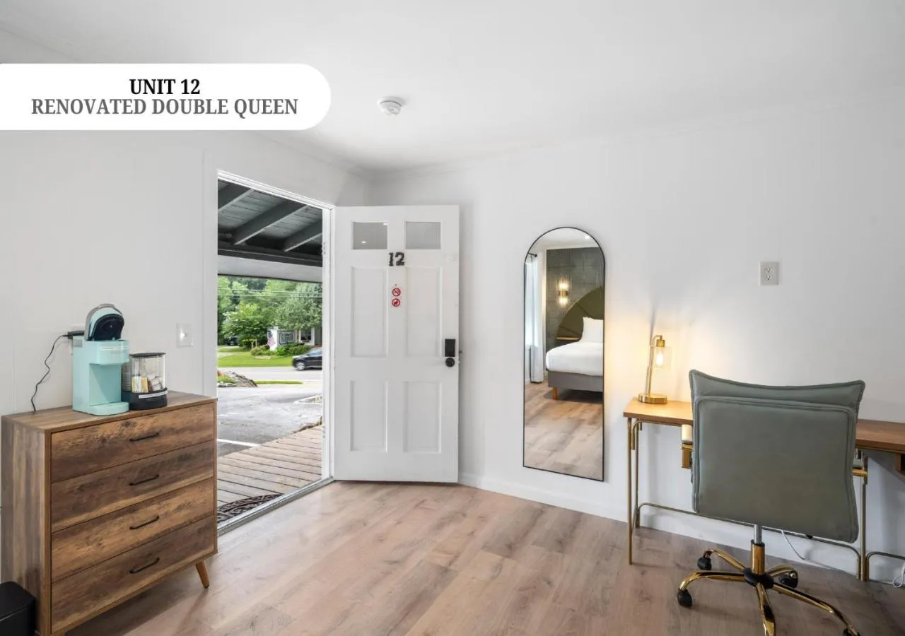 Photo of the whole room, Bed in CedarWood Inn