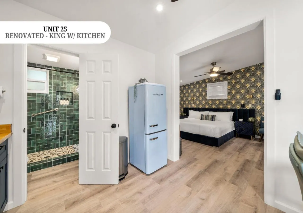 Bedroom, Bed in CedarWood Inn