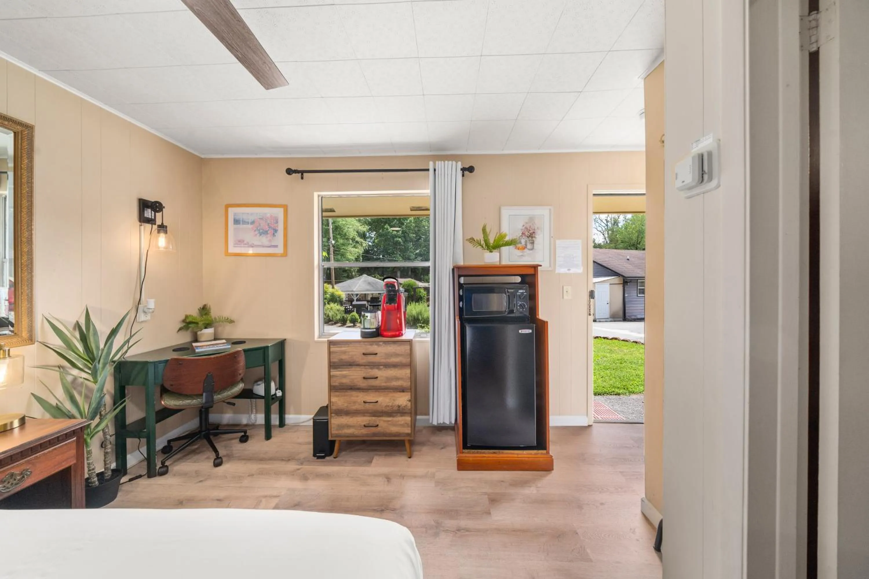 Coffee/tea facilities in CedarWood Inn