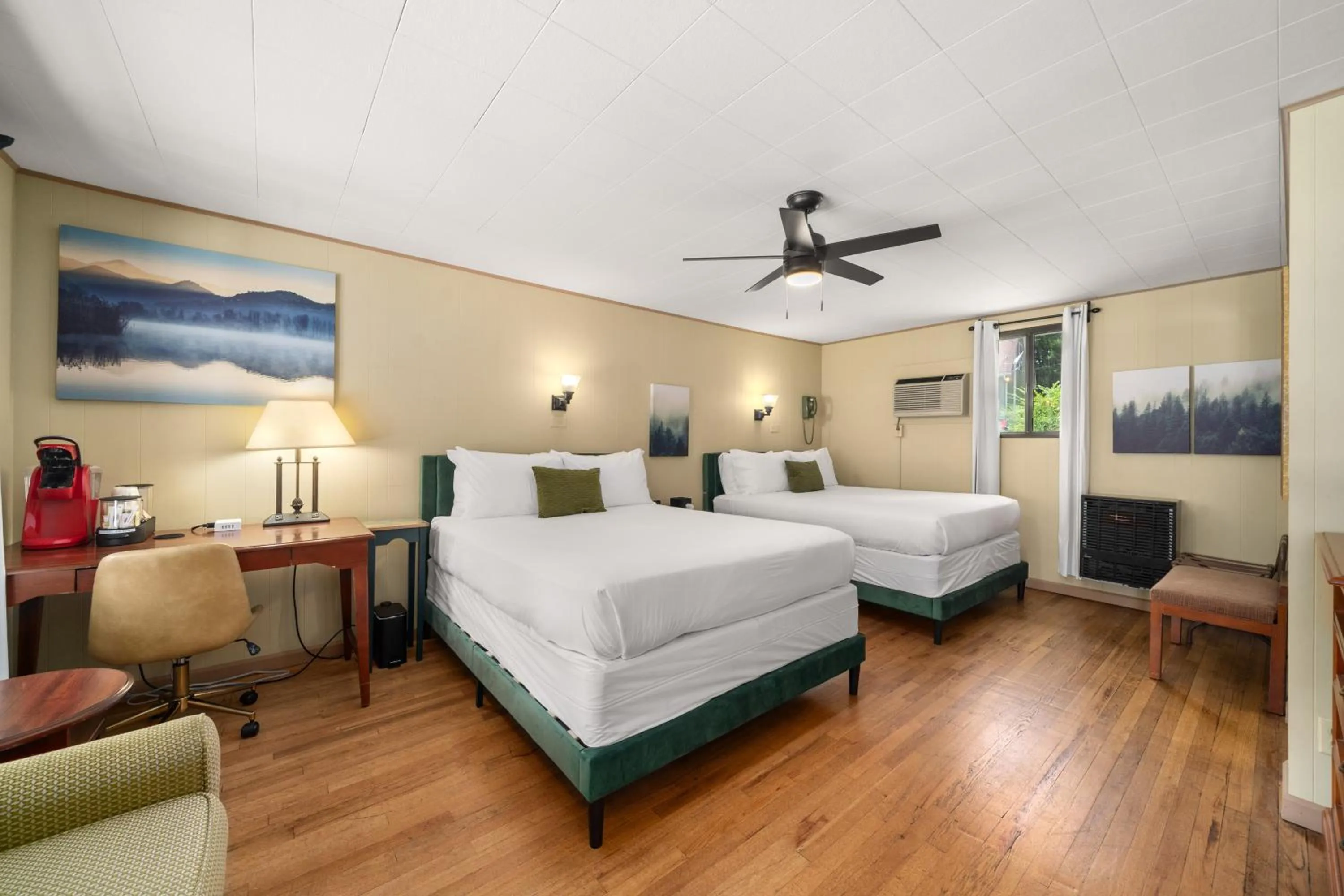 Bedroom, Bed in CedarWood Inn