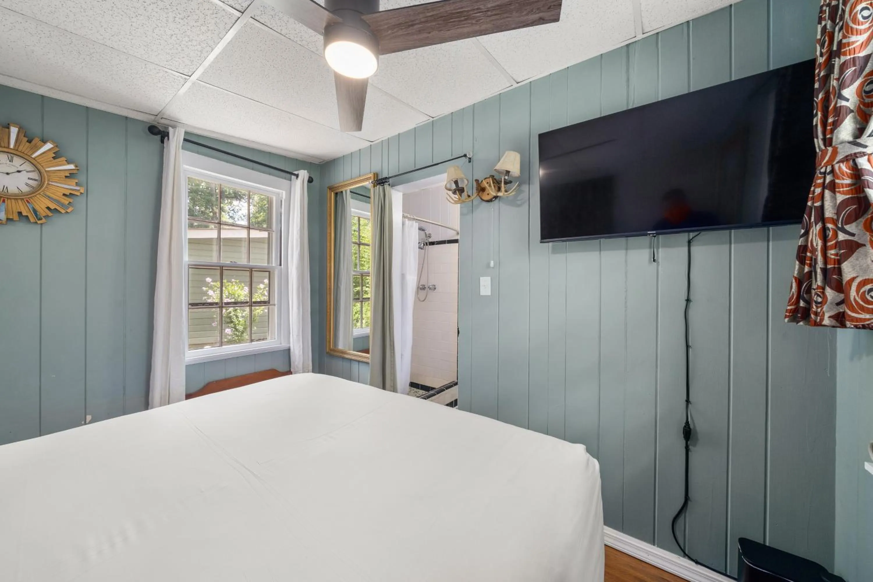 Bed in CedarWood Inn