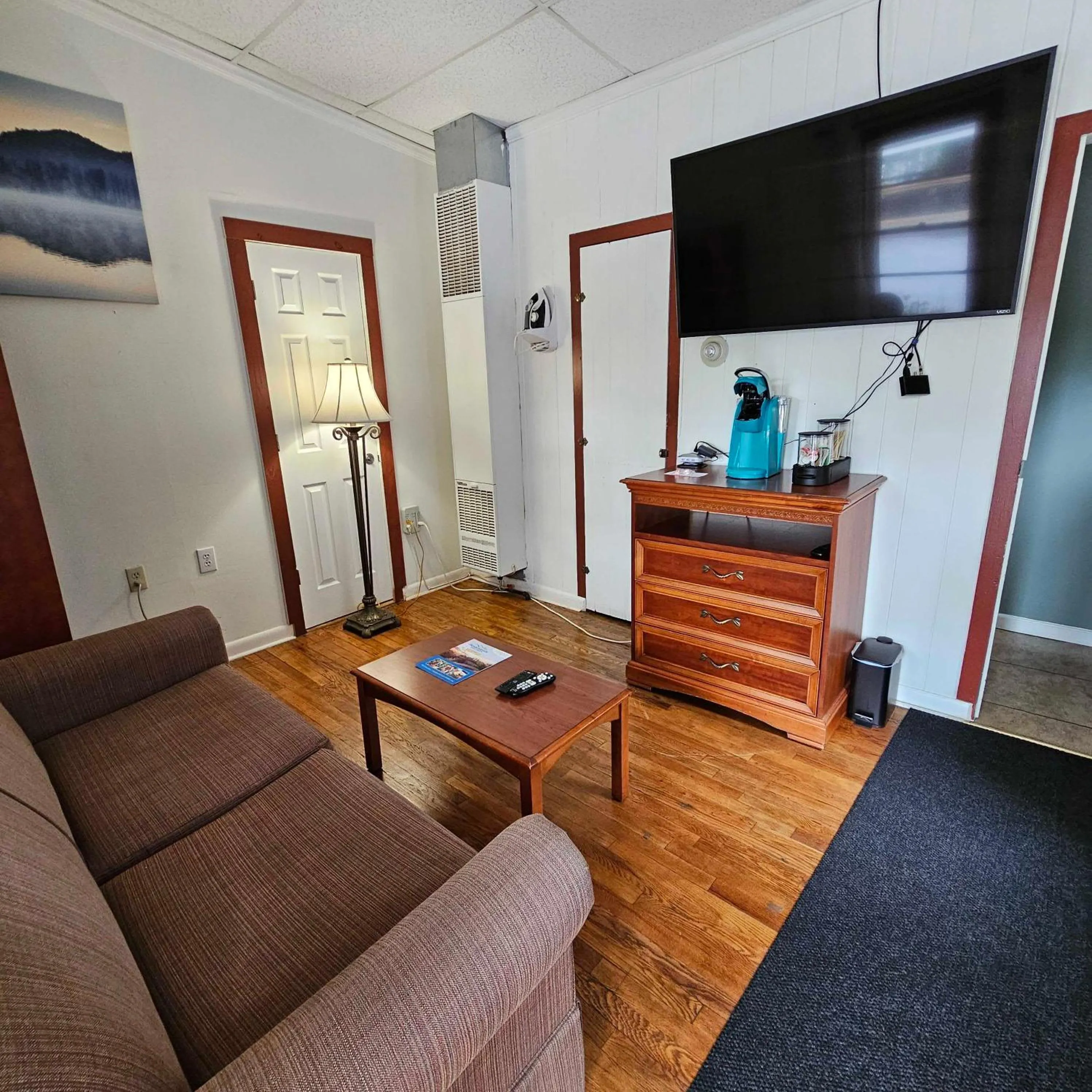 TV and multimedia in CedarWood Inn