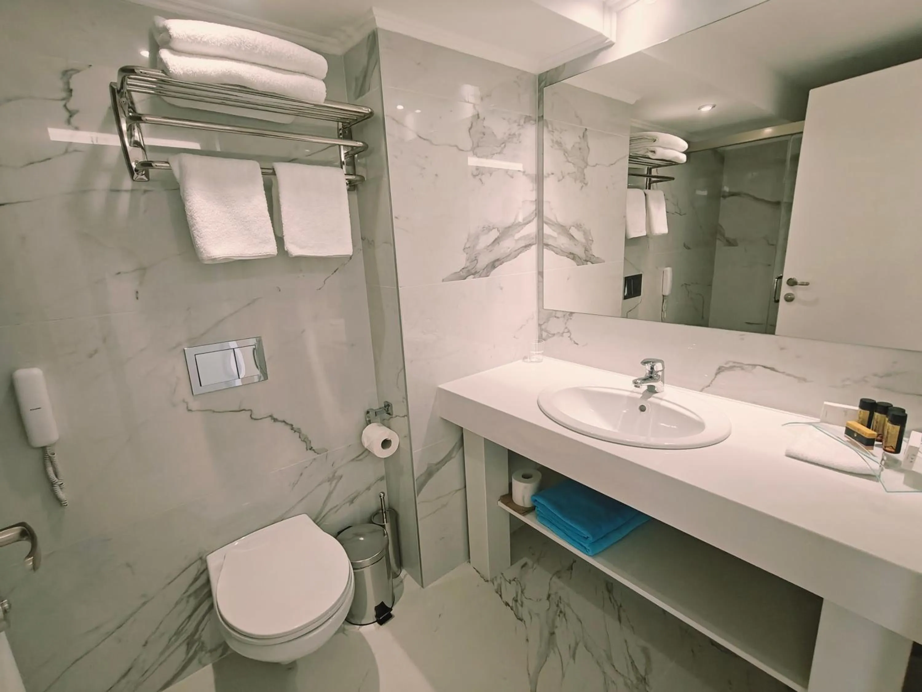 Bathroom in Ibiscus Hotel