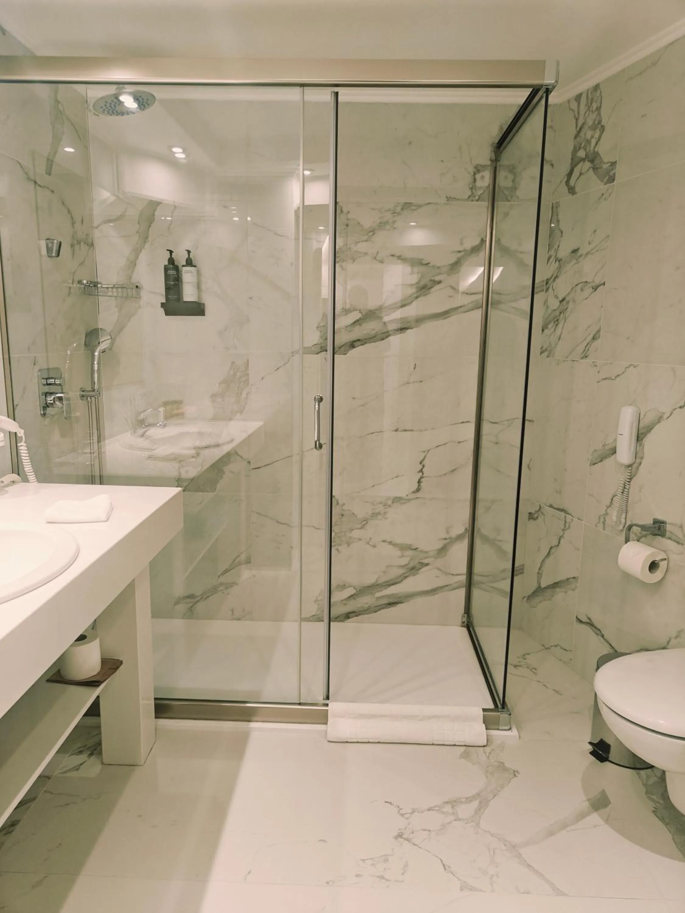 Bathroom in Ibiscus Hotel