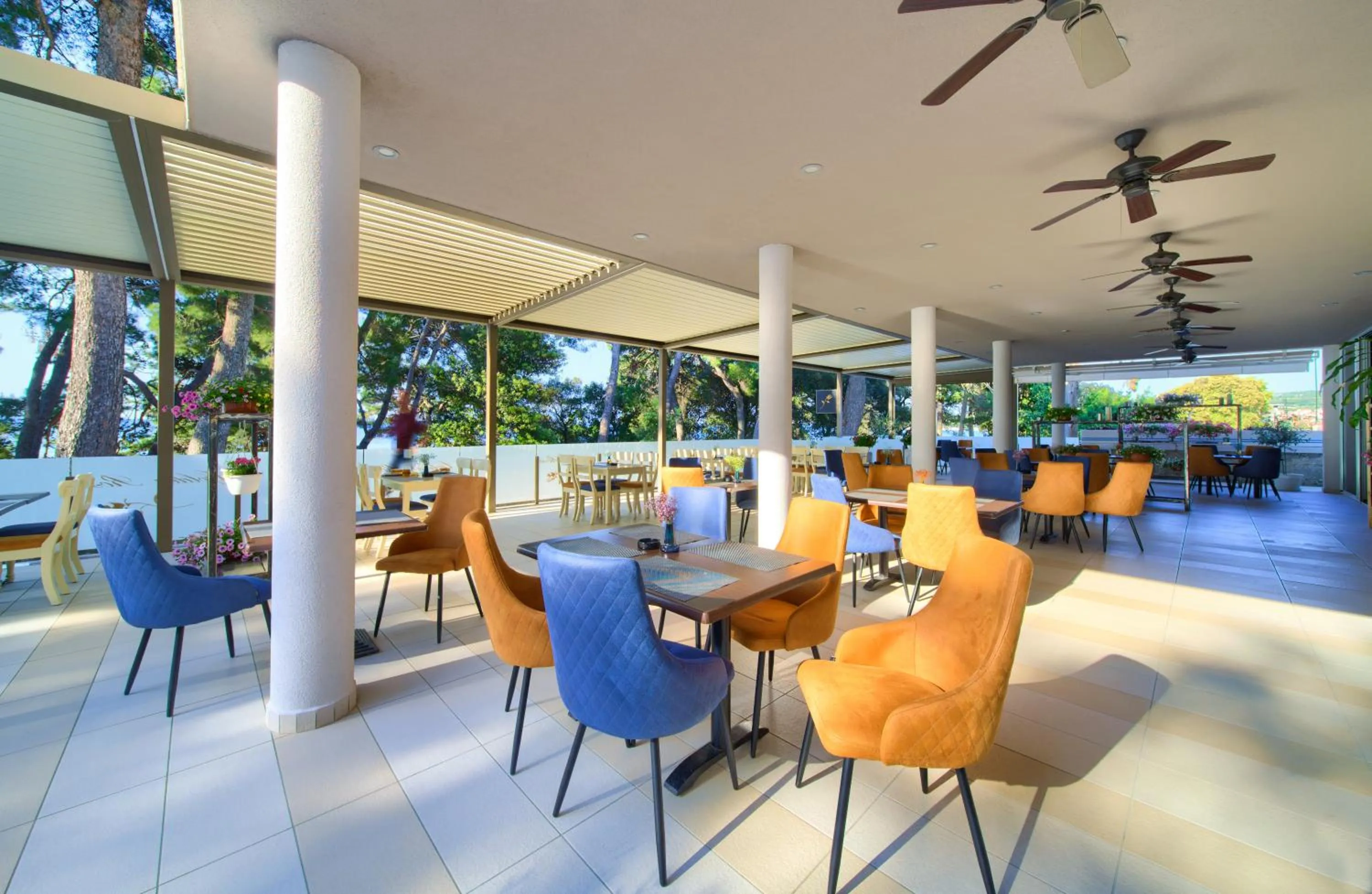 Restaurant/places to eat in Hotel Bor