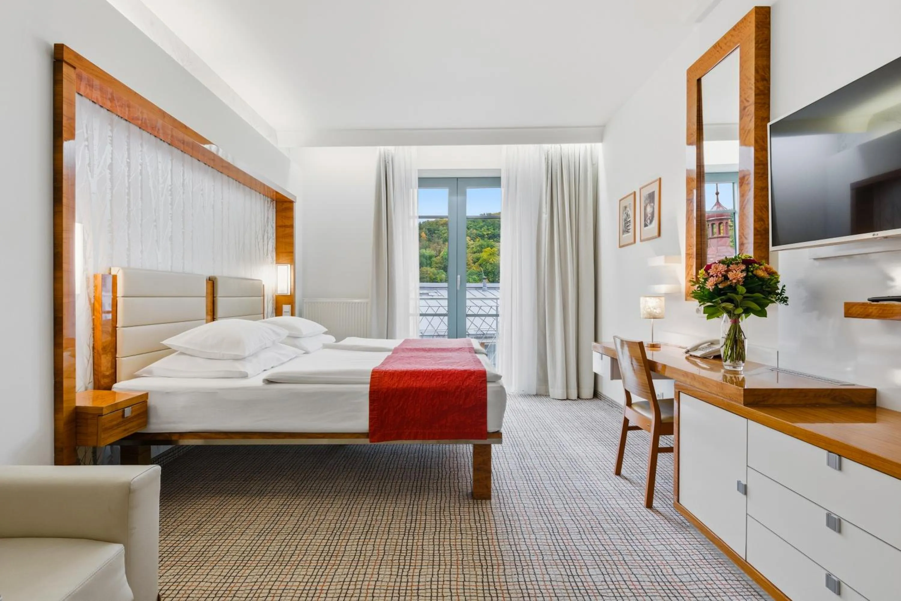 Photo of the whole room, Bed in St. Joseph Royal Regent