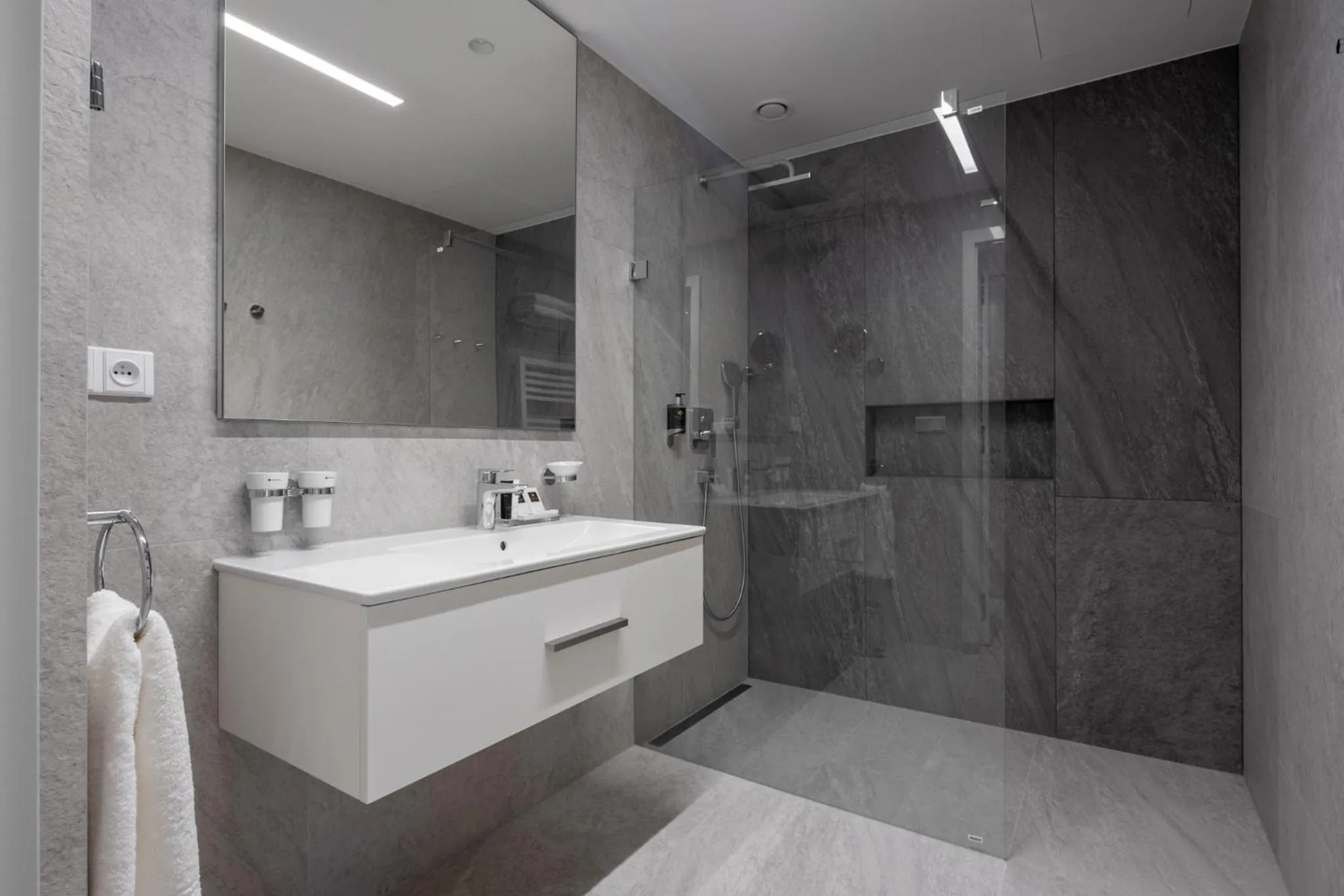 Shower in St. Joseph Royal Regent