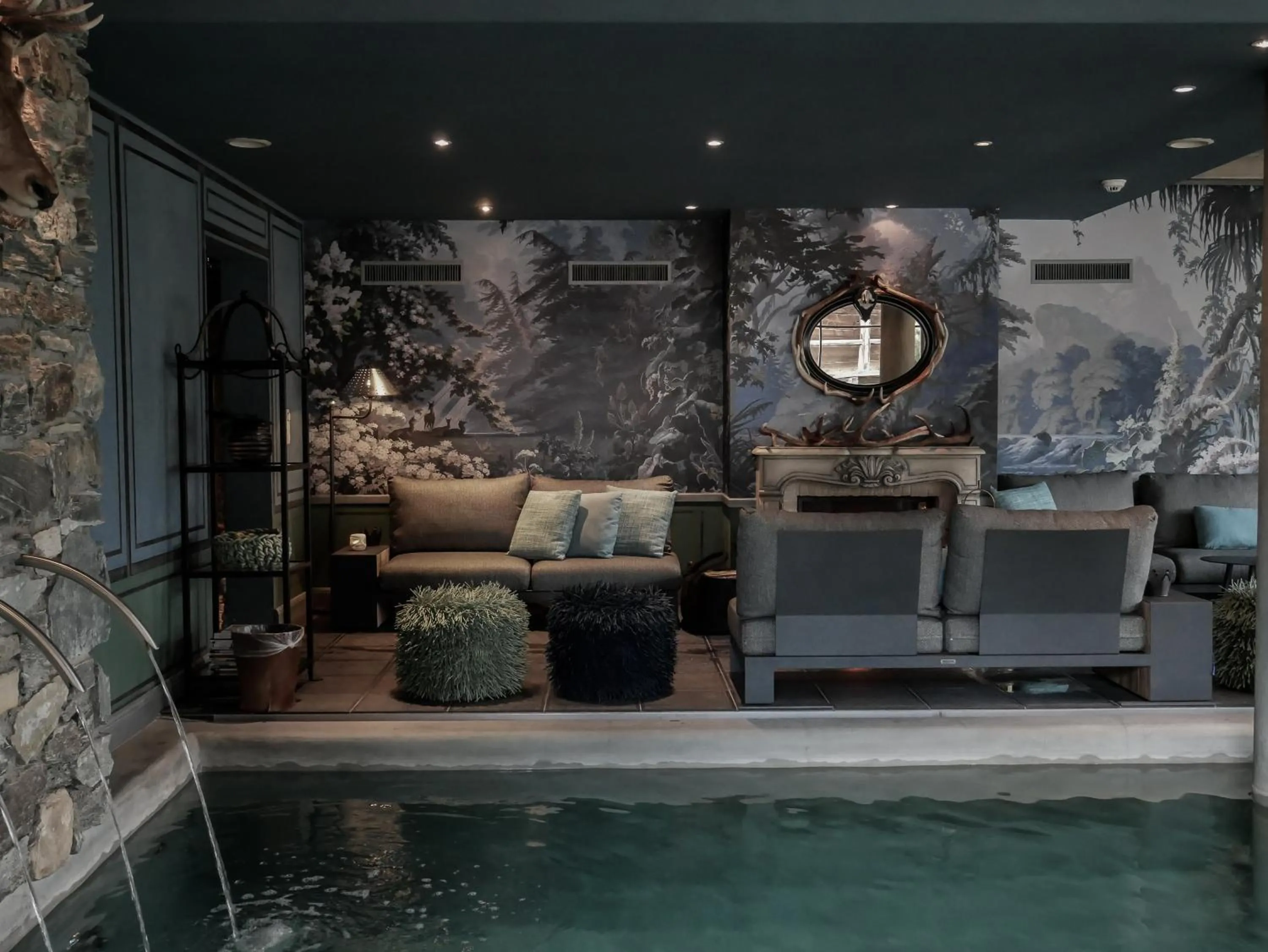 Swimming pool in Hôtel Bella Tola & SPA