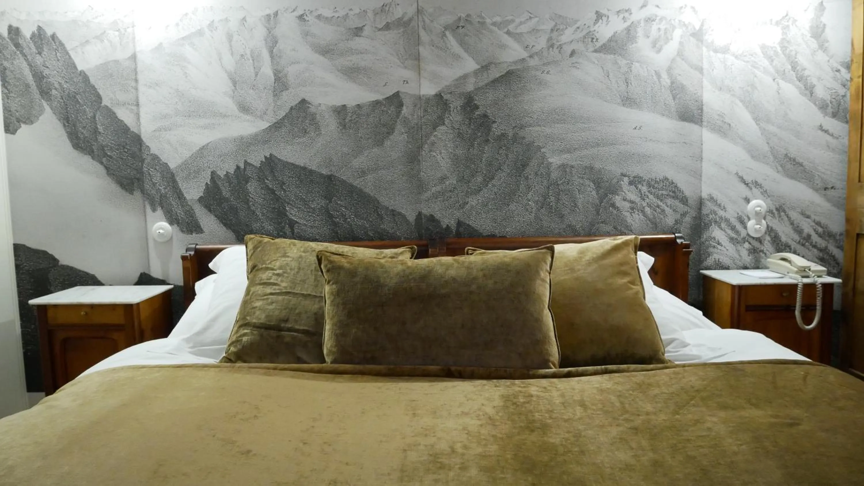 Bedroom, Bed in Hôtel Bella Tola & SPA