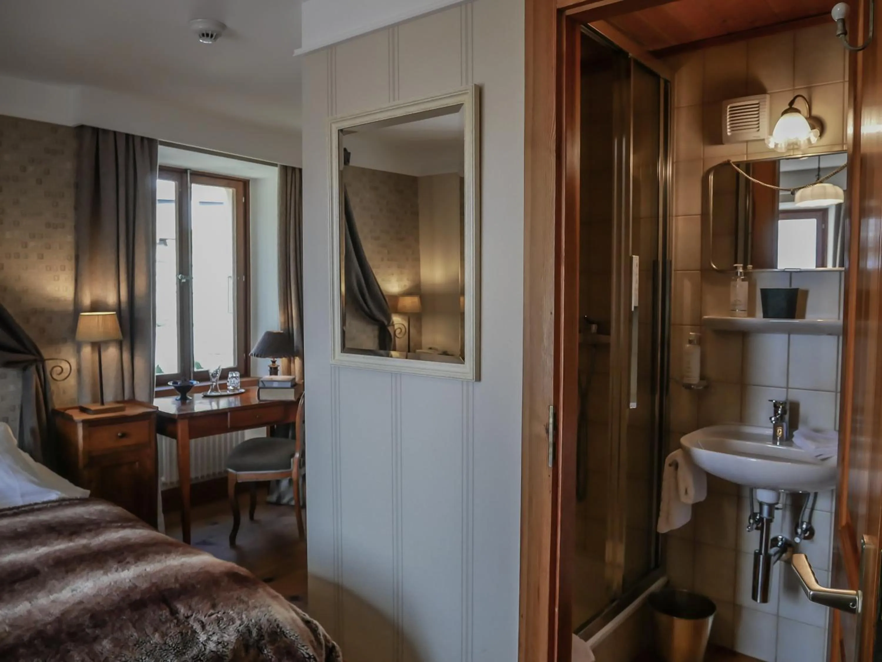 Shower, Bed in Hôtel Bella Tola & SPA