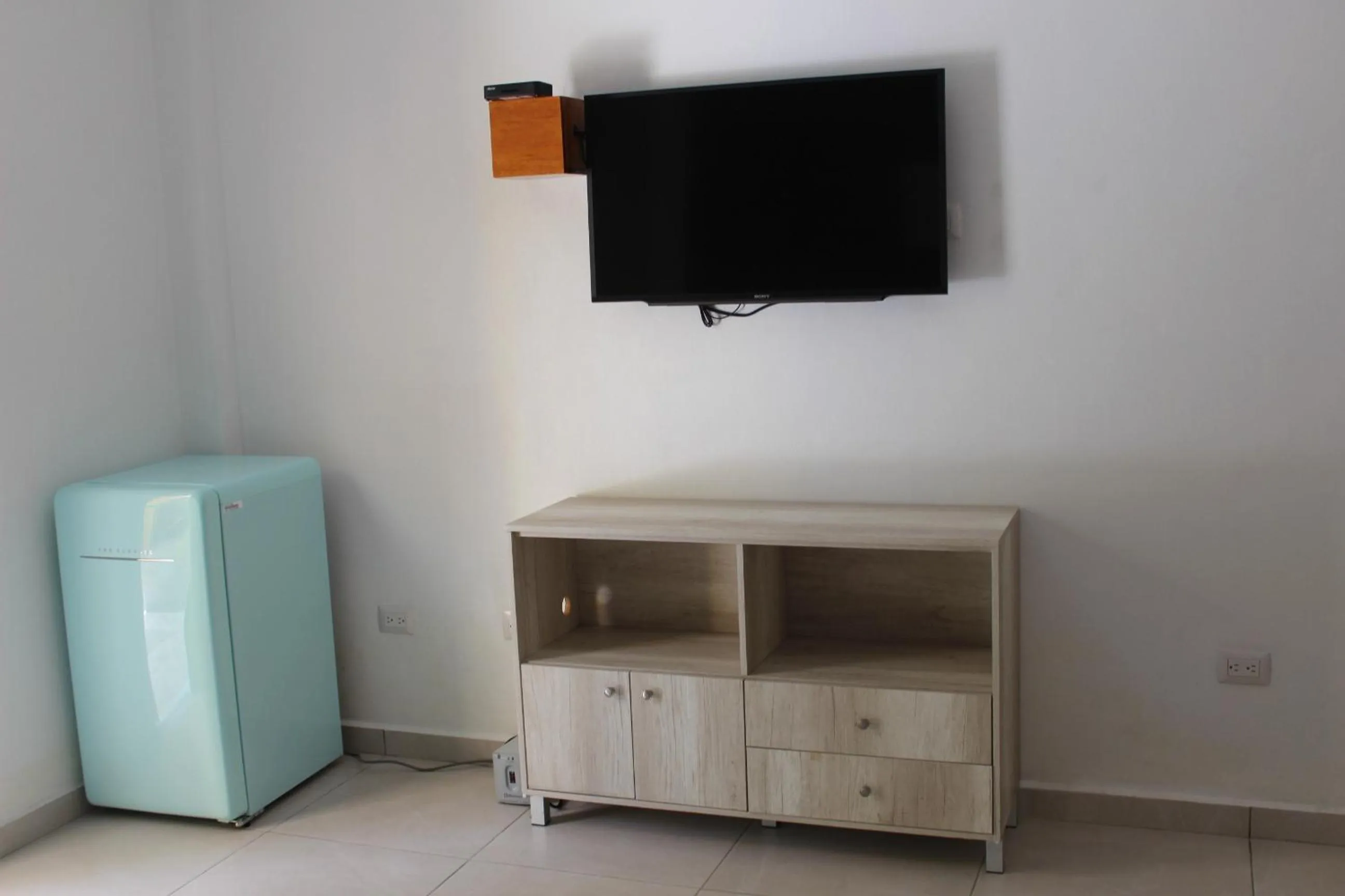 Communal lounge/ TV room in Hotel Scarlette