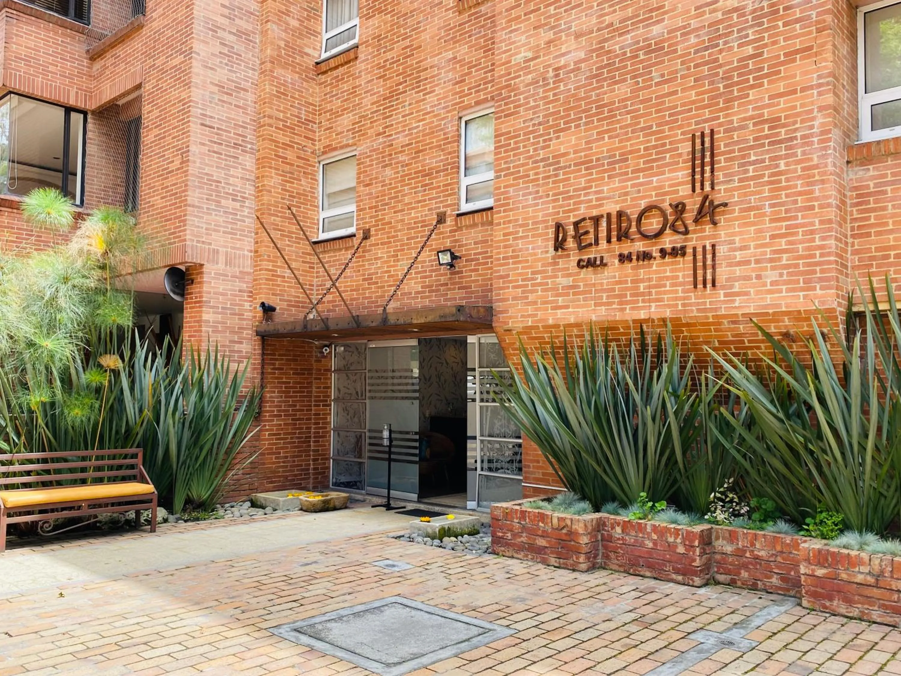 Facade/entrance in Hotel Retiro 84 by MIJ