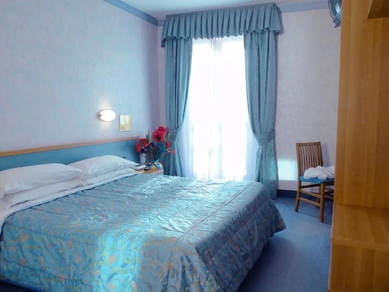 Bedroom, Bed in Hotel Sole - Limone
