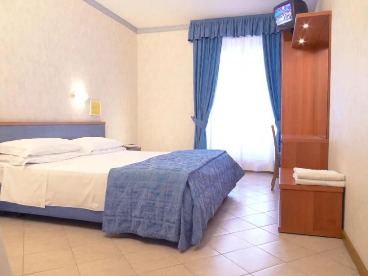 Bedroom, Bed in Hotel Sole - Limone