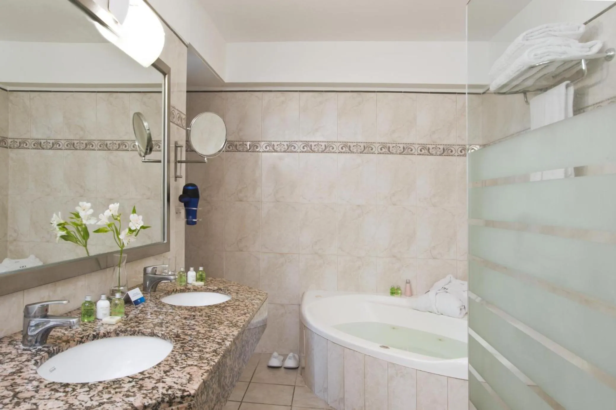 Bathroom in NH Montevideo Columbia