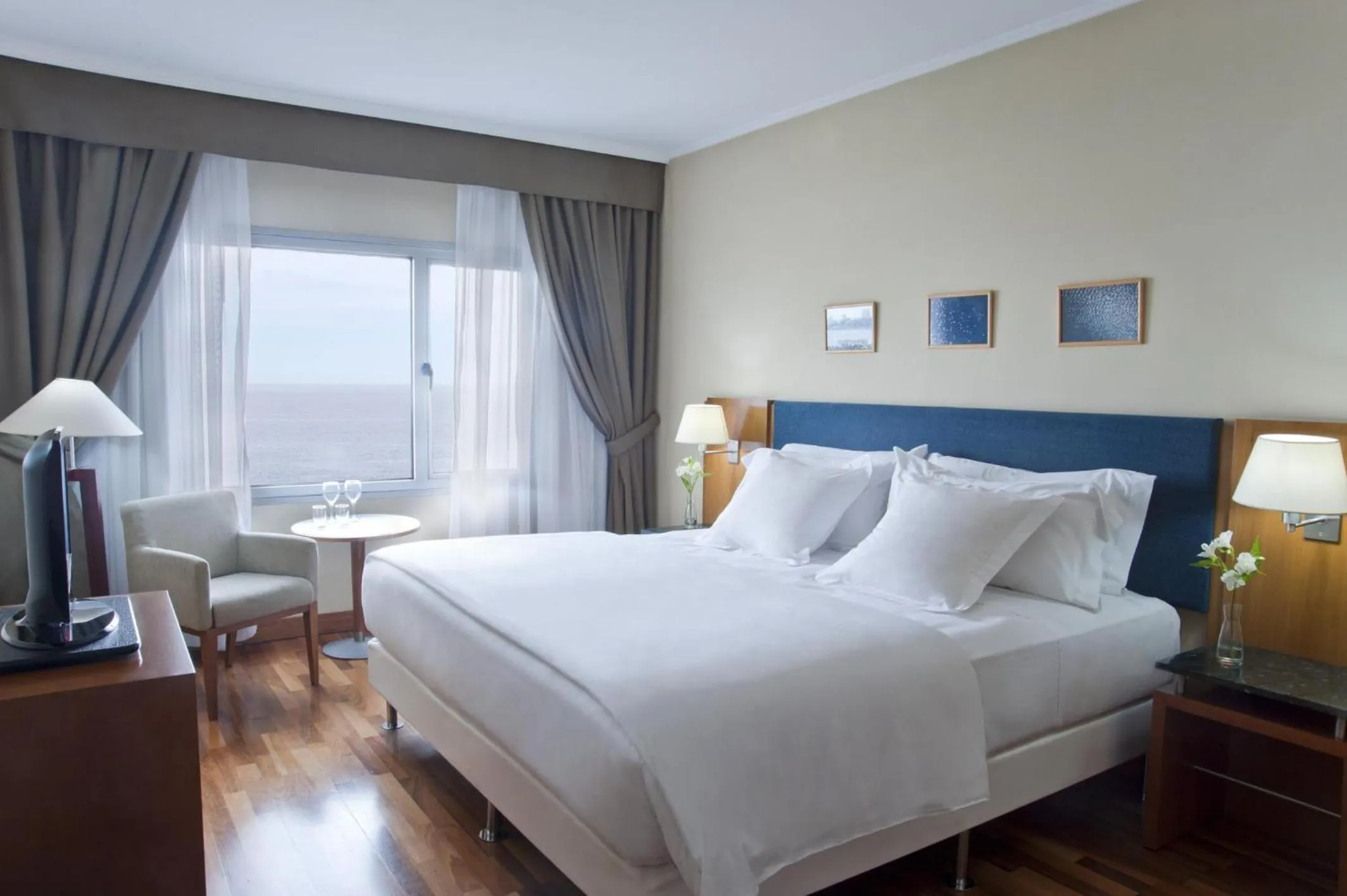 Bedroom, Bed in NH Montevideo Columbia