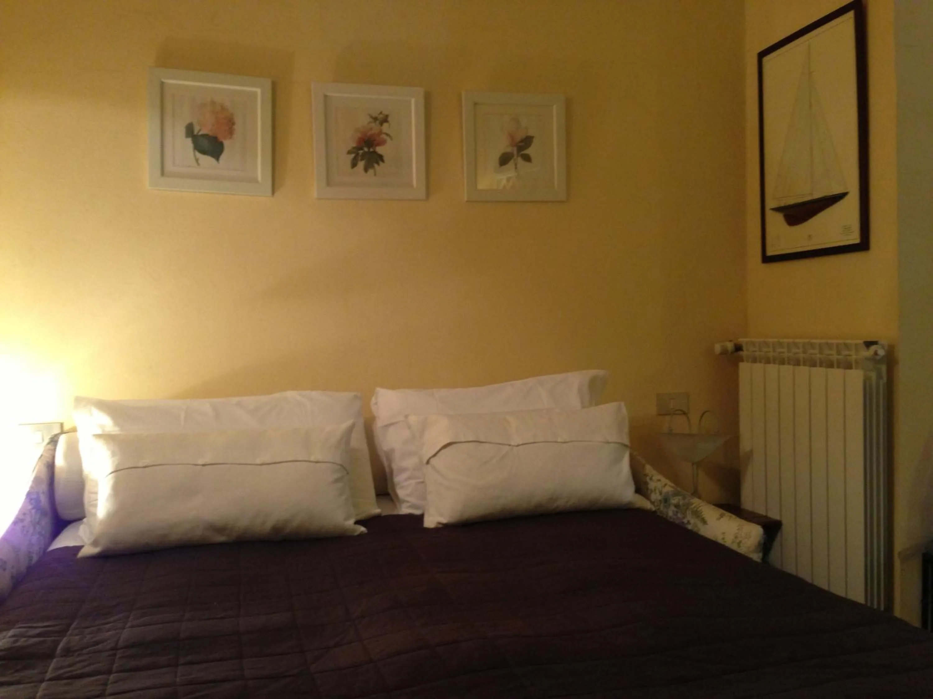 Decorative detail, Bed in Alberghino B&B