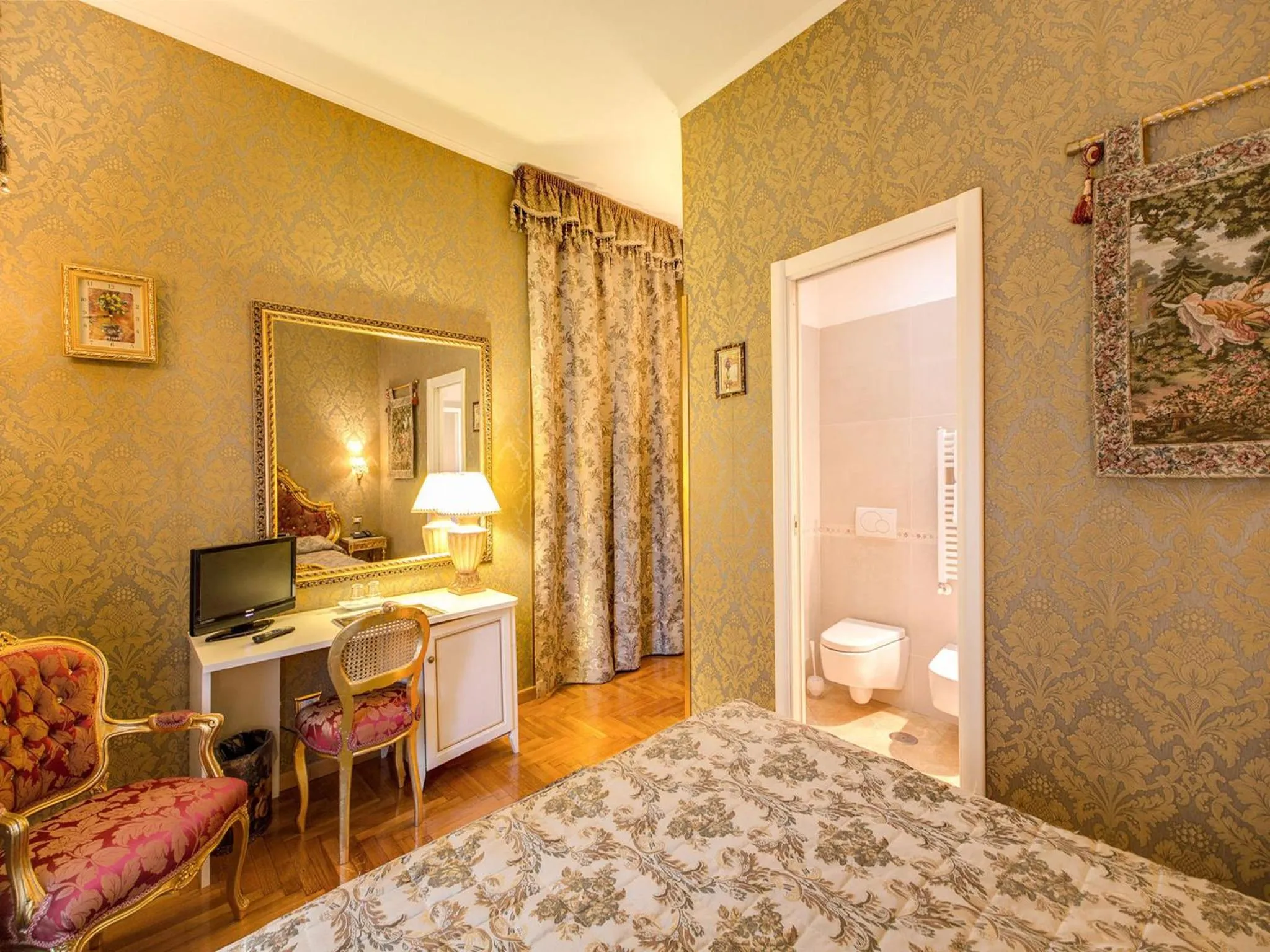 Bedroom, Bed in DCBoutiqueHotel