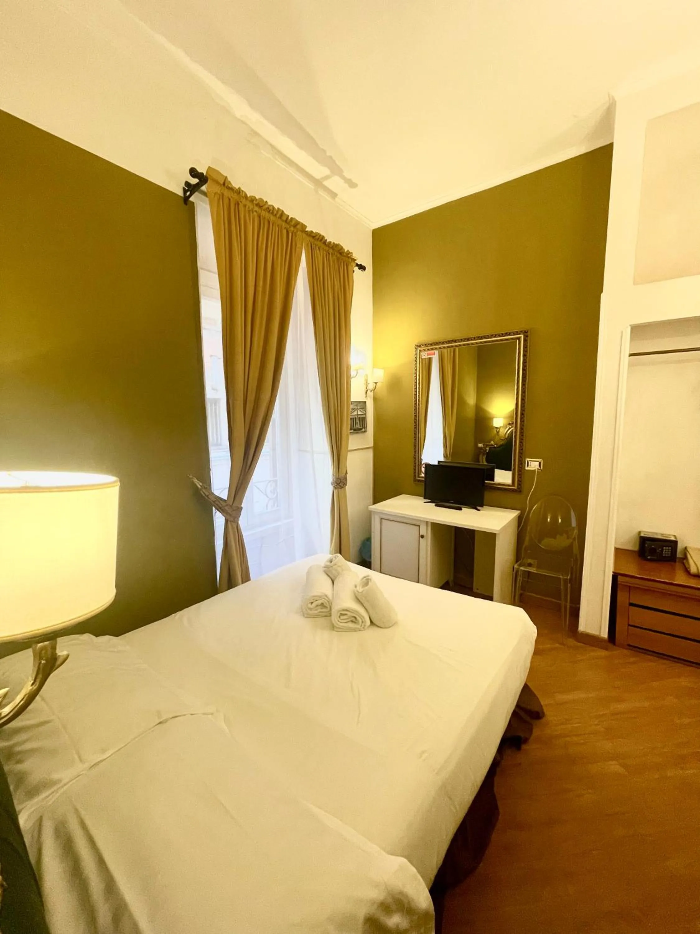 Bedroom, Bed in DCBoutiqueHotel