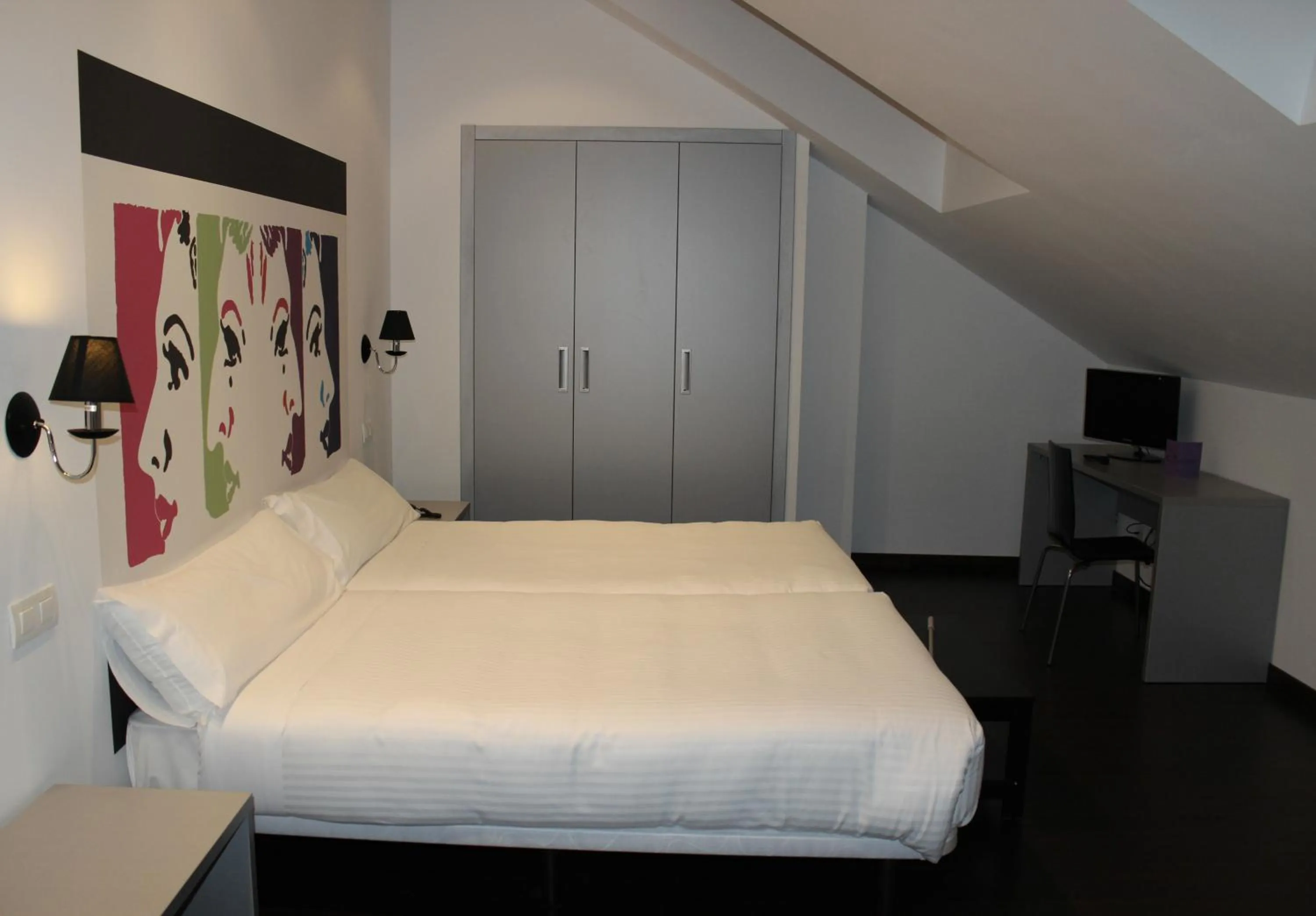 Photo of the whole room, Bed in Calas De Liencres