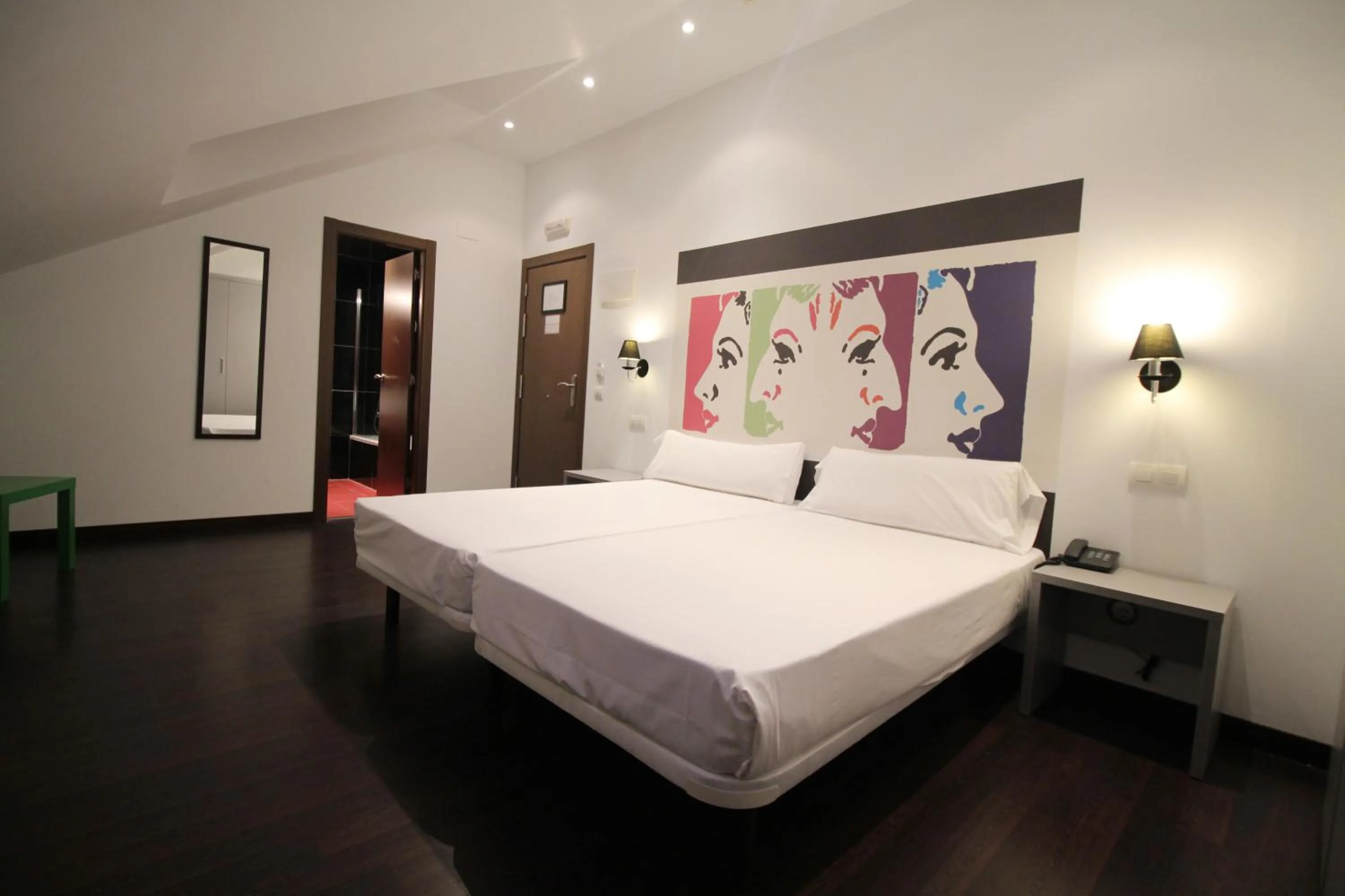 Photo of the whole room, Bed in Calas De Liencres