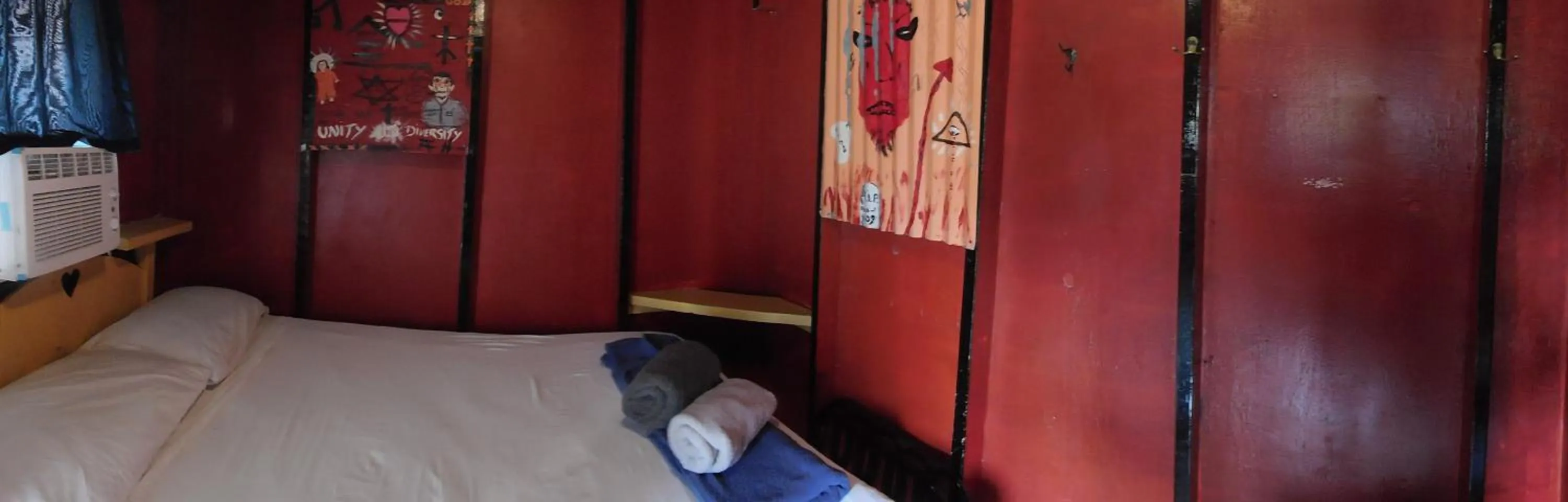 Photo of the whole room, Bed in India House Hostel