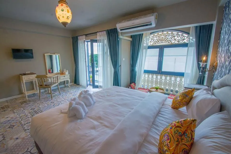 Photo of the whole room, Bed in Sridonchai Heritage, Night Bazaar Chiang Mai