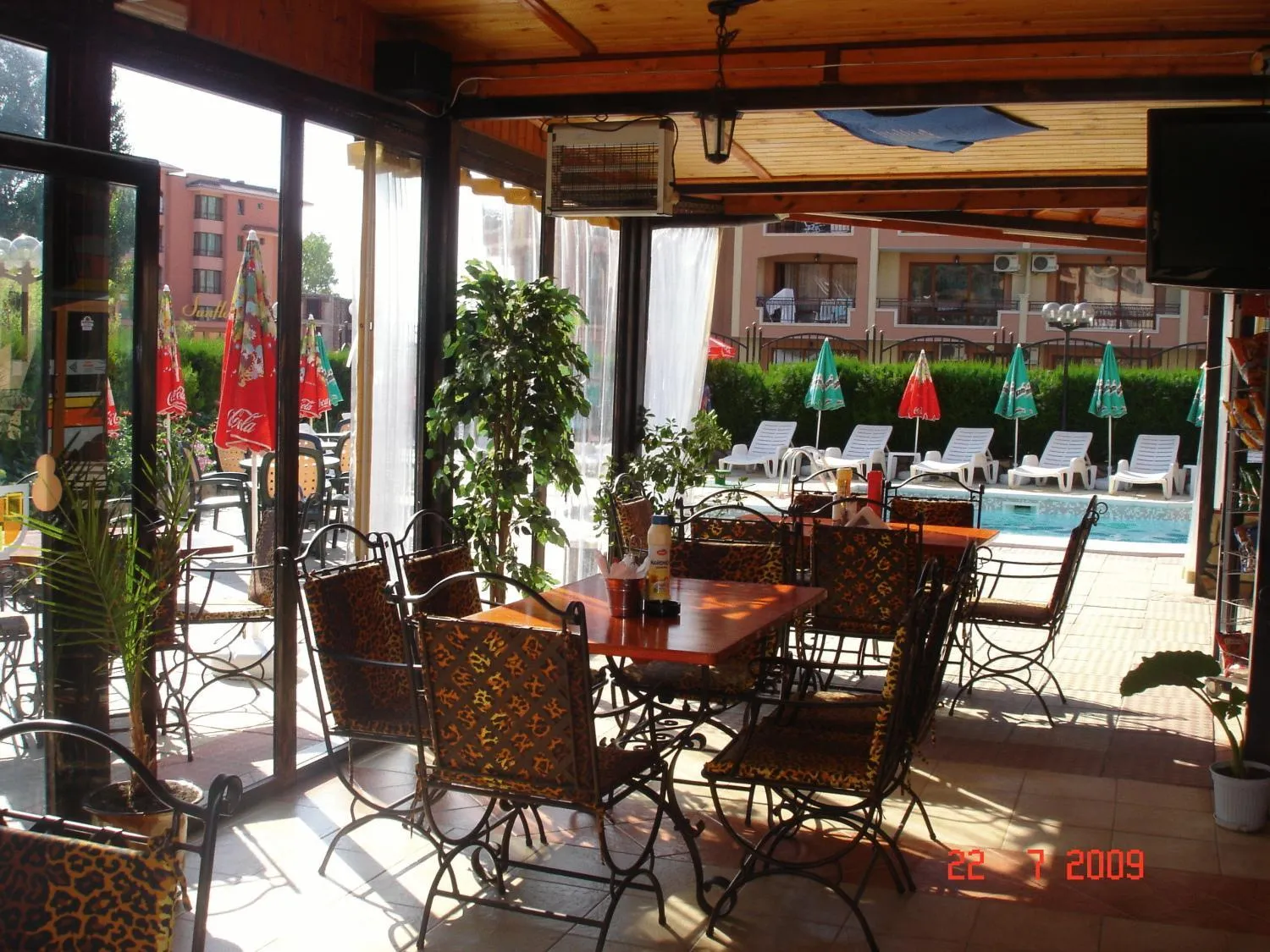 Restaurant/places to eat in Friends Family Hotel