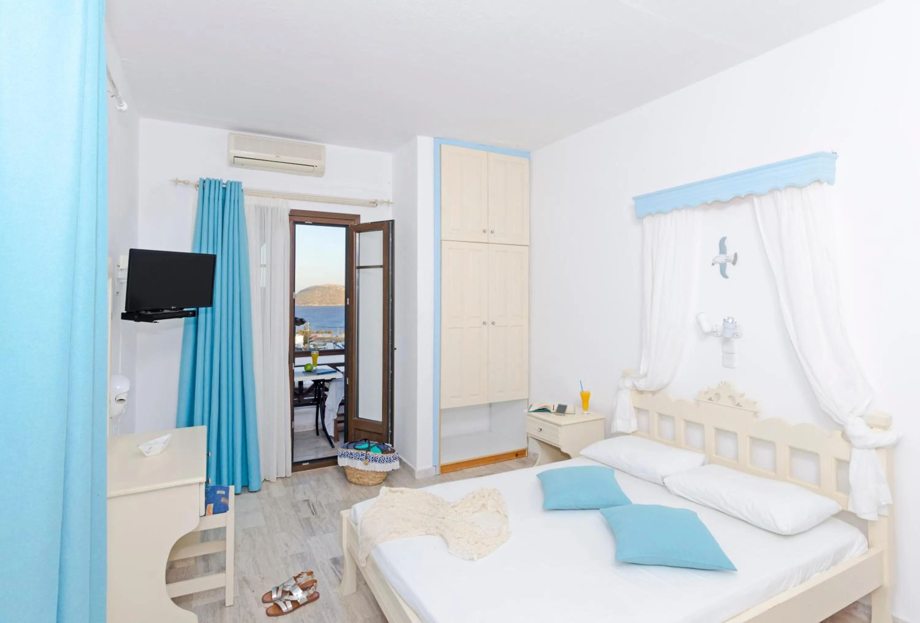 Balcony/Terrace, Bed in Hotel Castillio