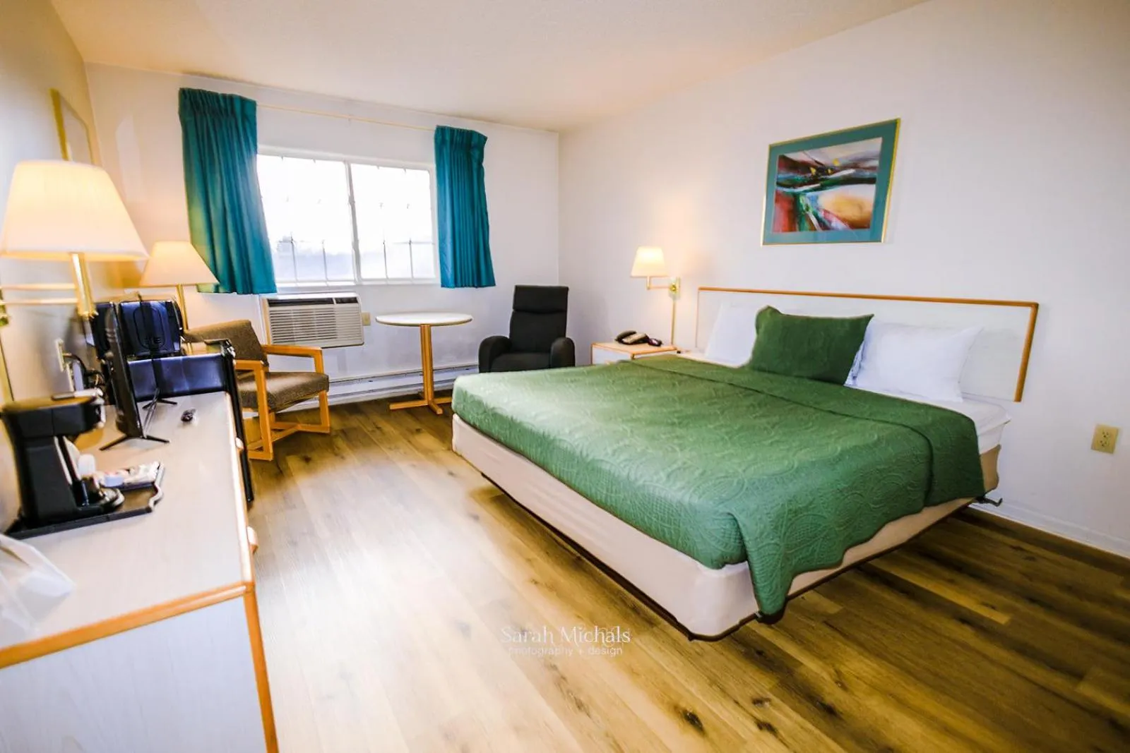 Bedroom, Bed in Mountain Host Motor Inn