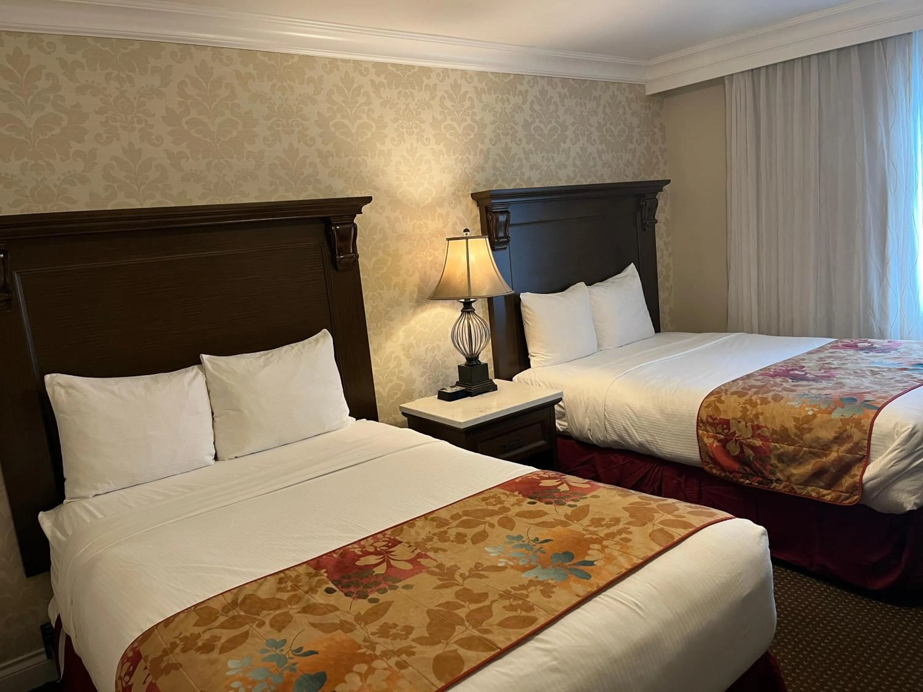 Bedroom, Bed in Arbutus Inn