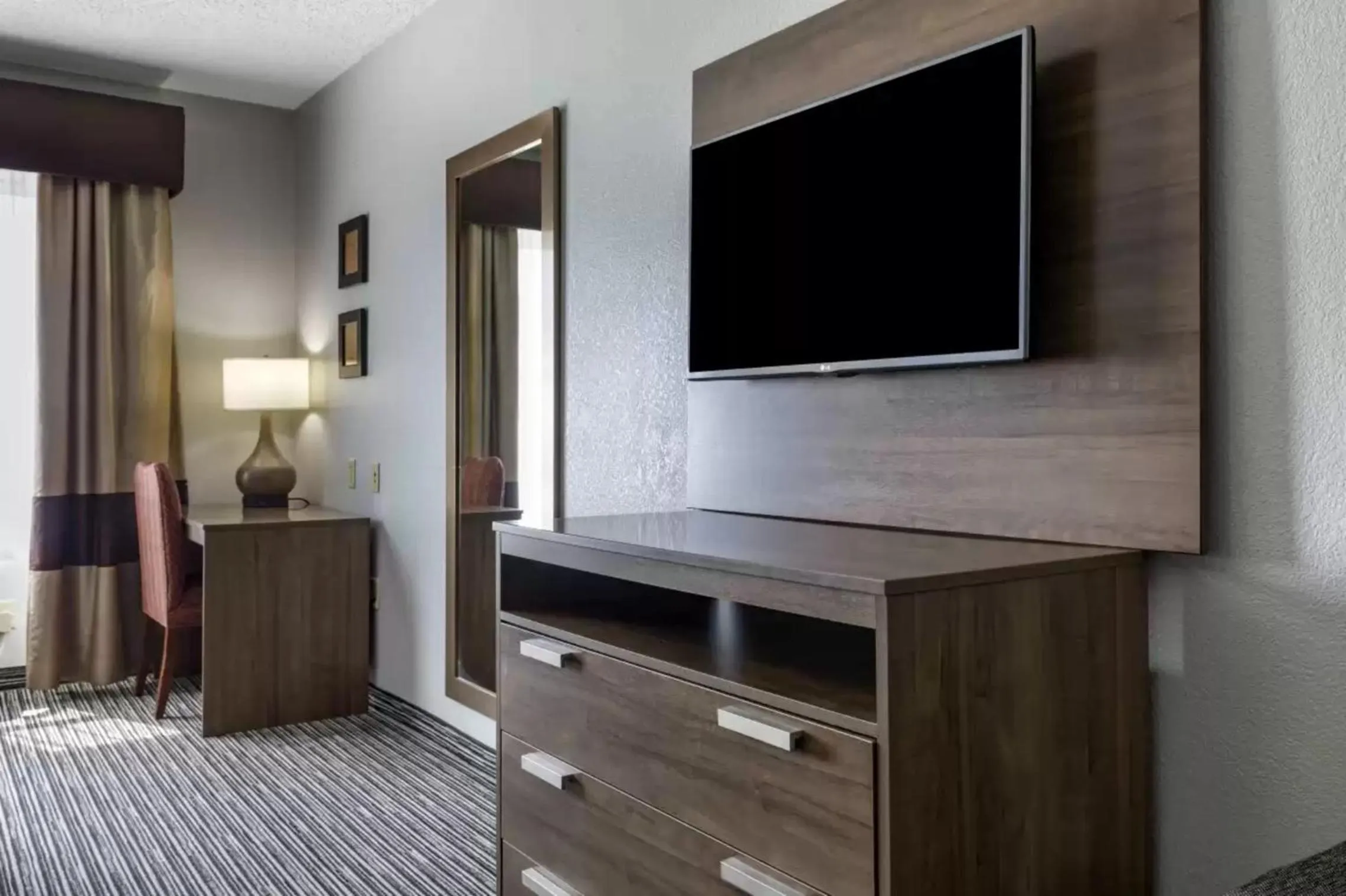 TV and multimedia in Quality Inn & Suites I-35 E-Walnut Hill