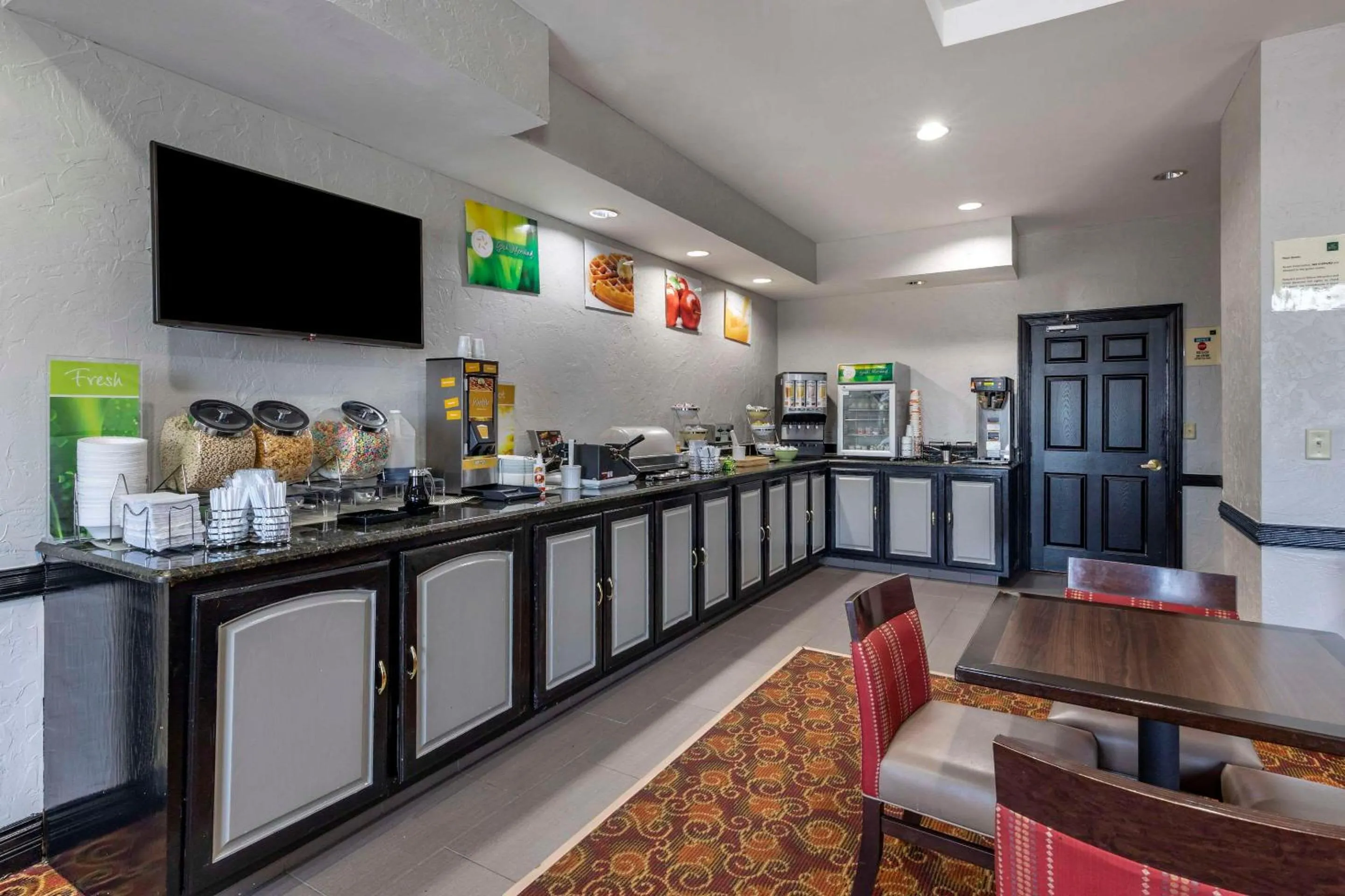 Breakfast in Quality Inn & Suites I-35 E-Walnut Hill