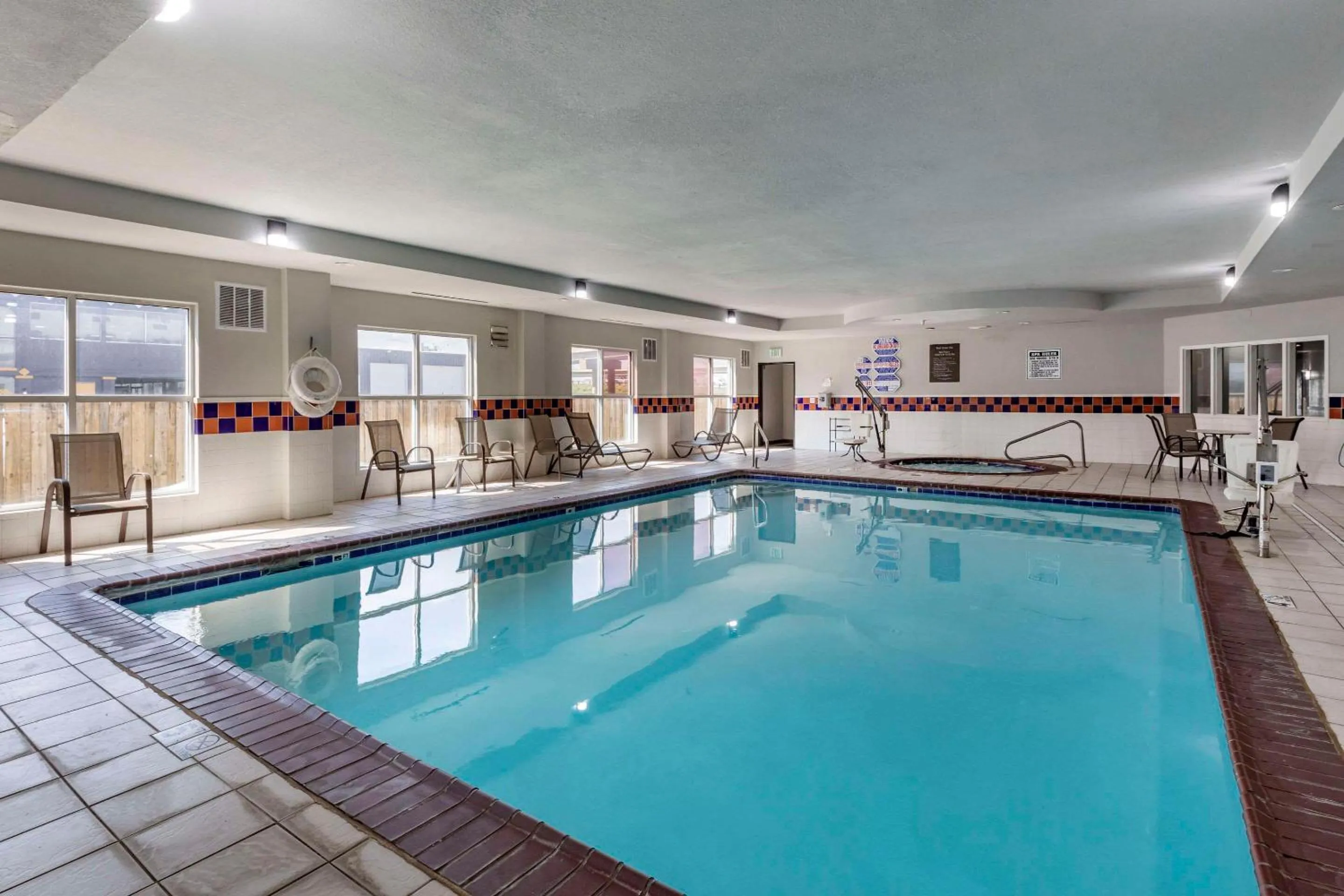 Swimming pool in Quality Inn & Suites I-35 E-Walnut Hill