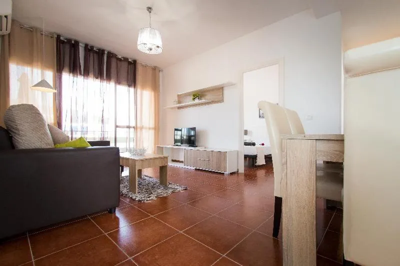 Holidays2Torremolinos Apartamento de 3 dormitorios con terraza y piscina comunitaria