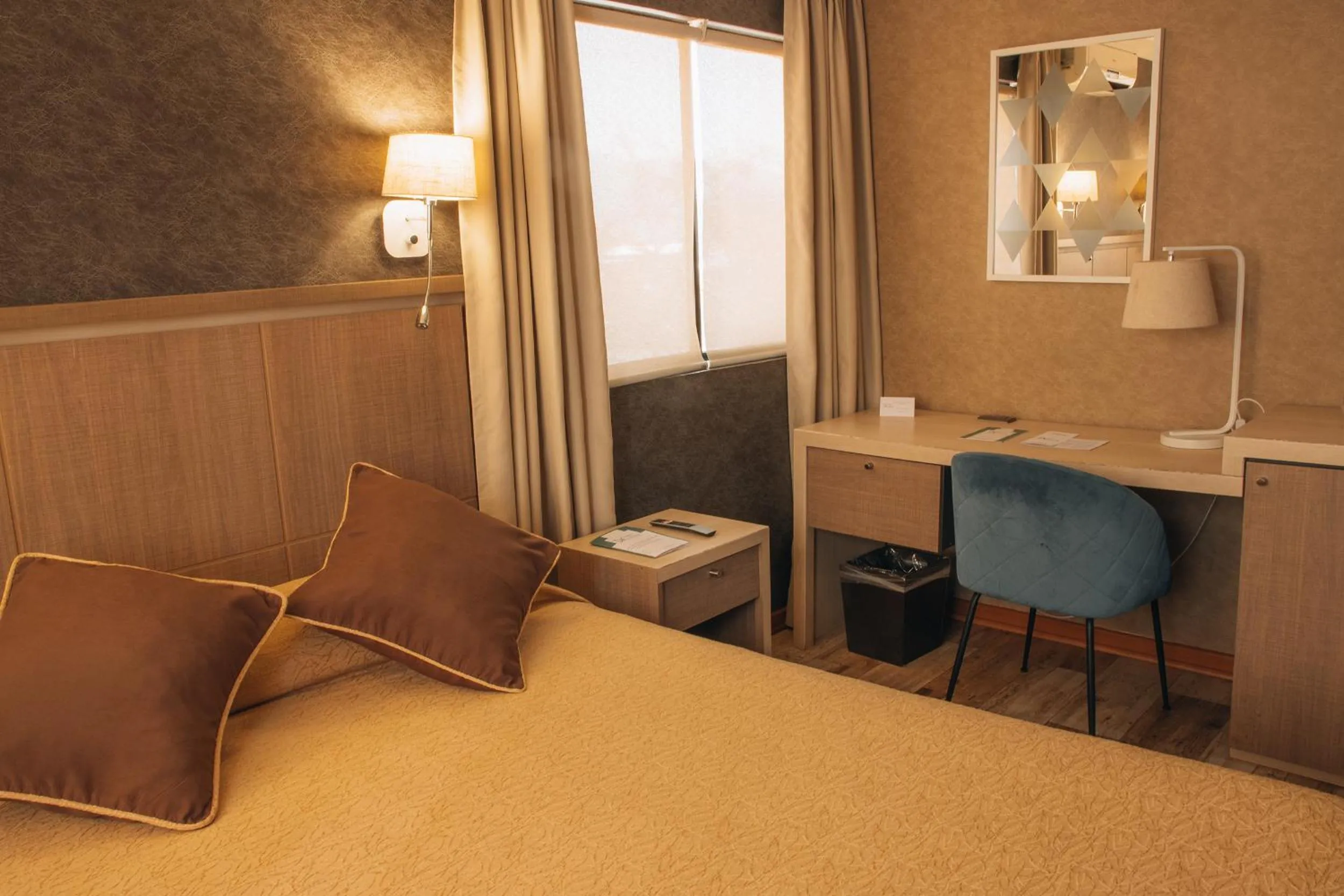 hair dresser, Bed in Hotel Diego de Velazquez