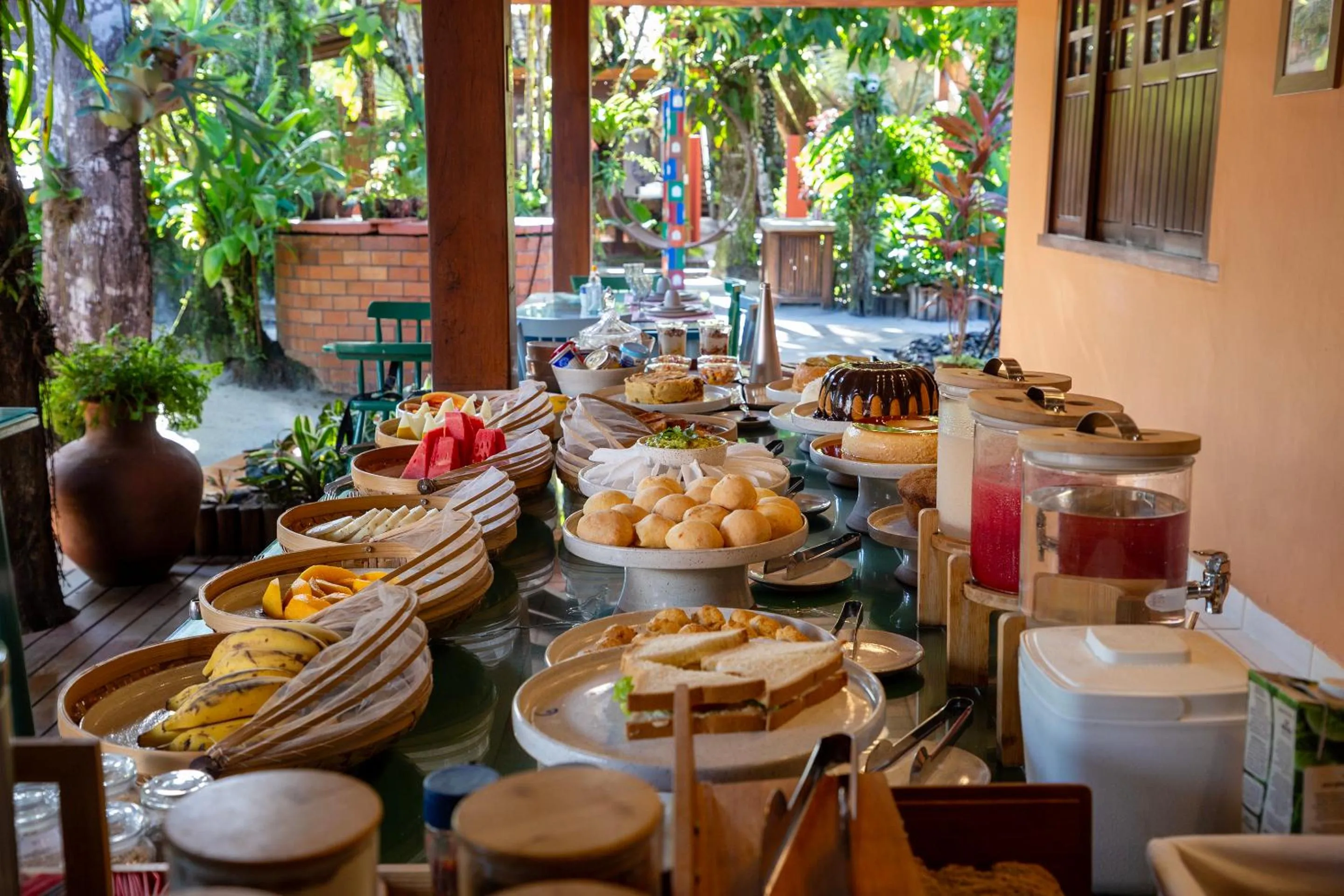 Buffet breakfast in Pousada Quarto Crescente