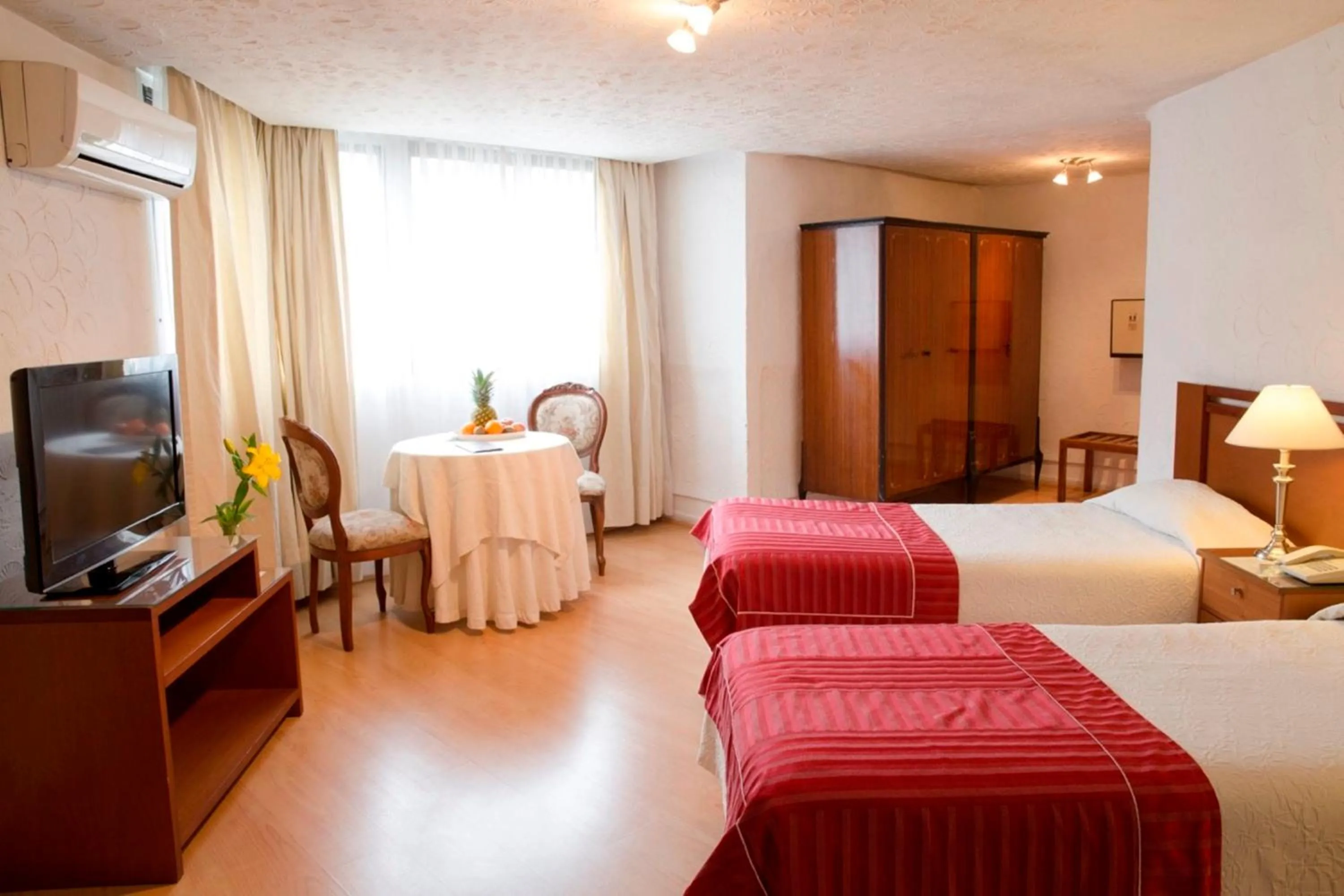 Bedroom, Bed in Hotel Montecarlo Santiago